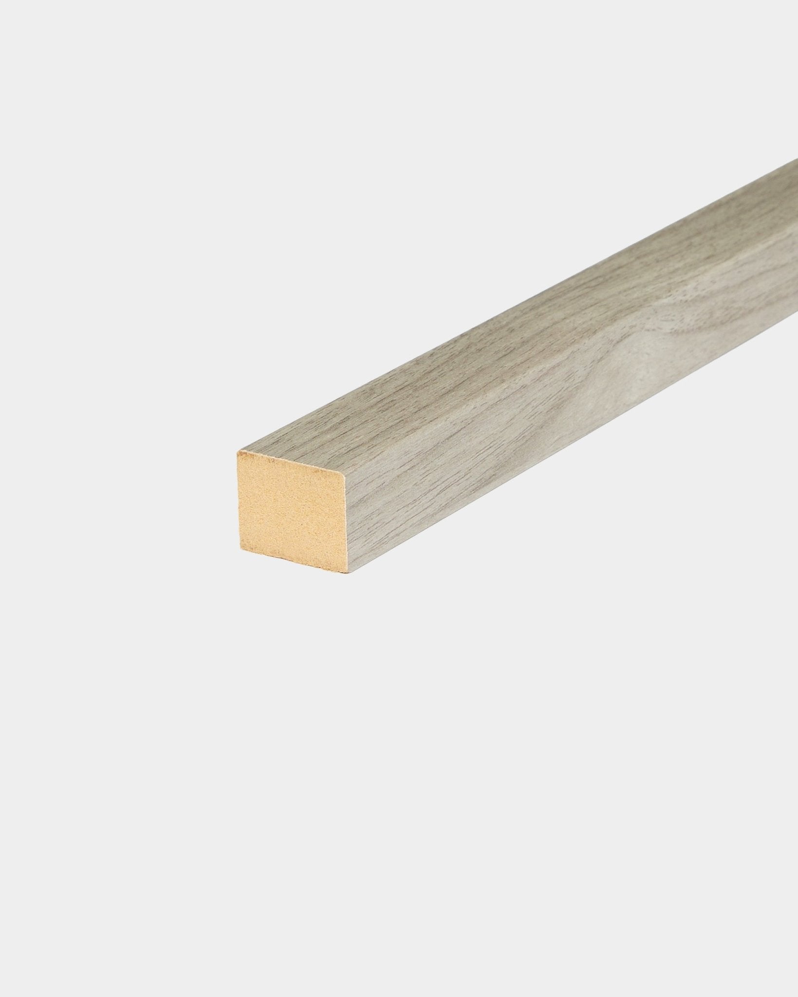 Końcowa lamela WoodUpp w kolorze Weathered Oak, o szerokości 2,2 cm, przeznaczona do ram MDF lub montażu Akupanel Panel akustyczny, pokazana na jednolitym białym tle.