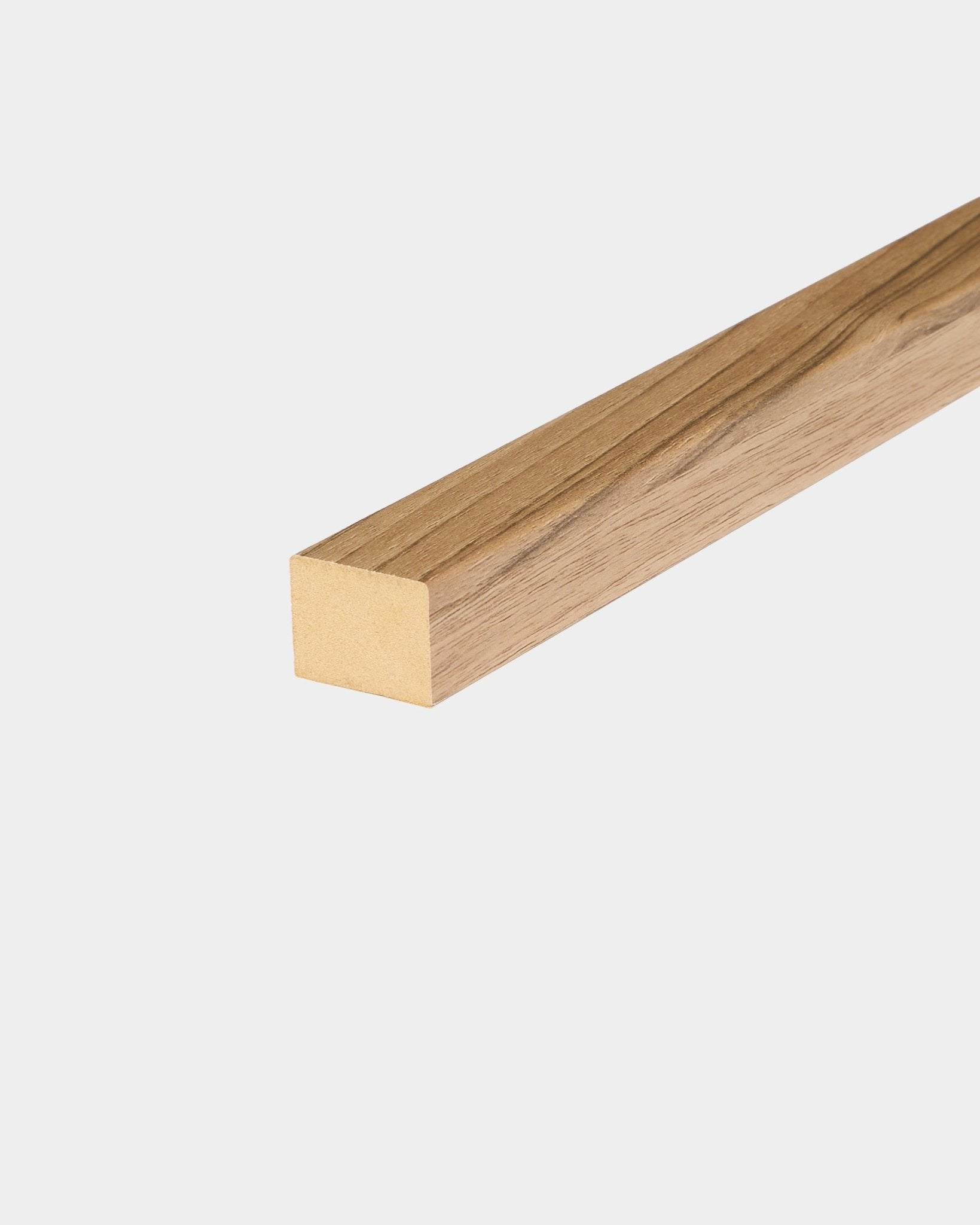 WoodUpp End Lamella w kolorze English Walnut, gładka drewniana listwa wykończeniowa 2,2 cm do paneli akustycznych Akupanel, pokazana na jednolitym białym tle.
