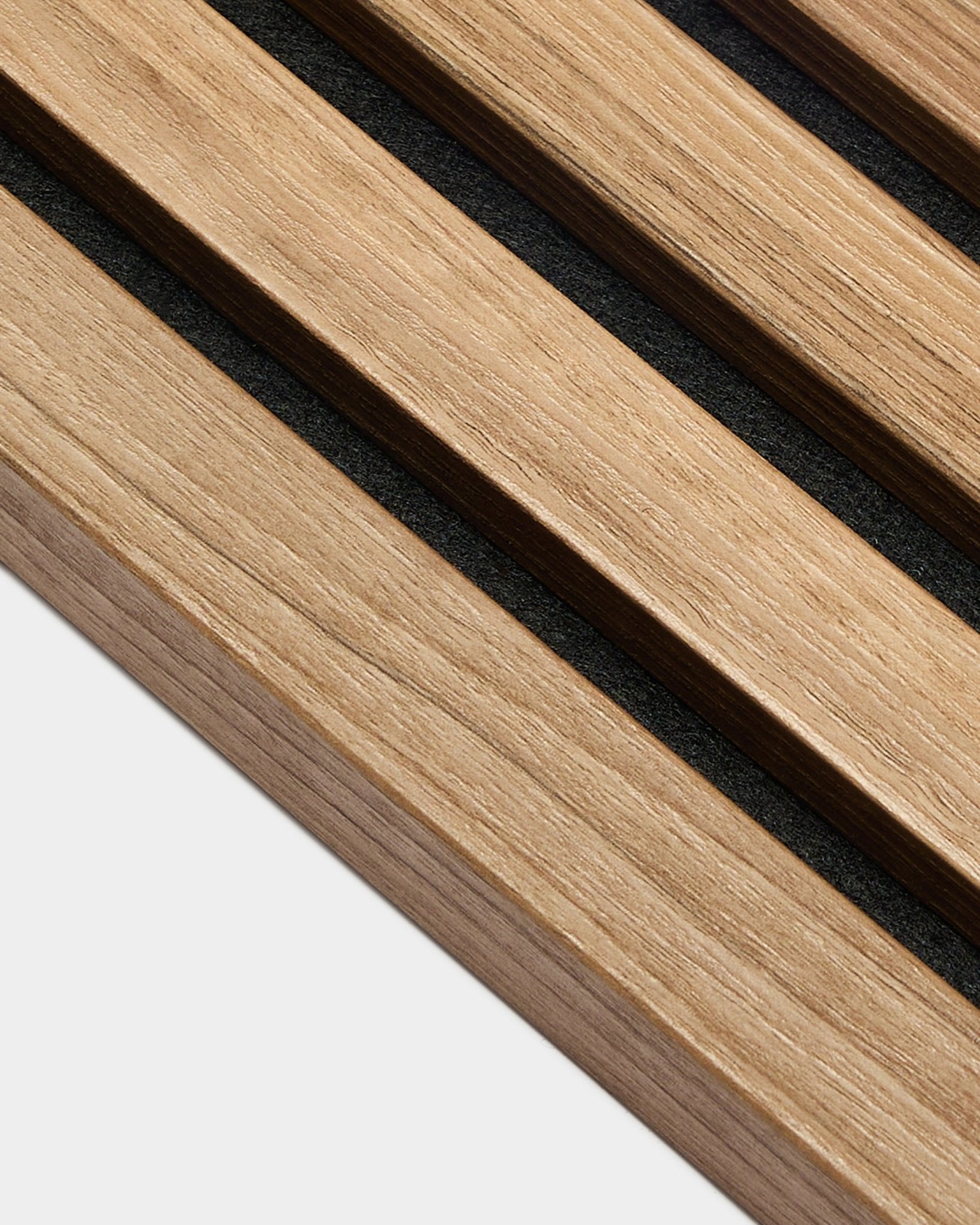 Zbliżenie na WoodUpp End Lamella w kolorze English Walnut, o grubości 2,2 cm, zaprojektowaną do instalacji Akupanel Panel akustyczny lub jako element ściany akcentowej.