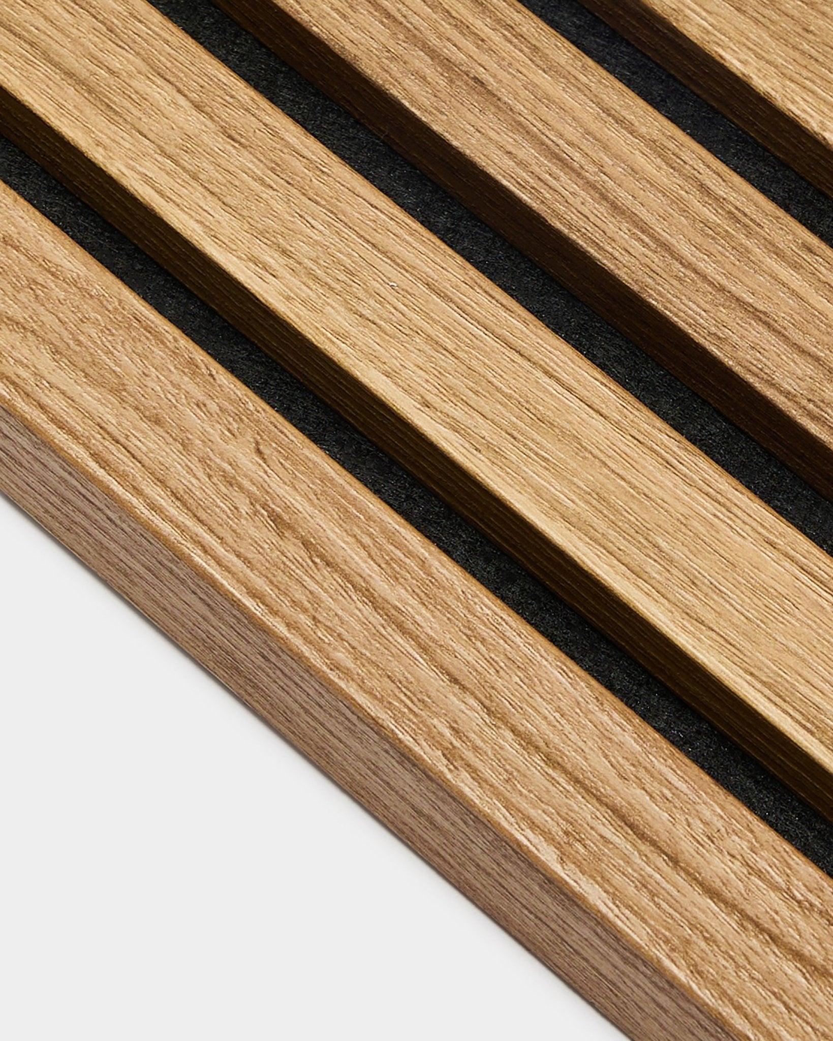 Zbliżenie na WoodUpp Akupanel Panel akustyczny: równoległe listwy końcowej lameli z dębu angielskiego o szerokości 2,2 cm, zamontowane na ramie z MDF, tworzą minimalistyczny nordycki wygląd.