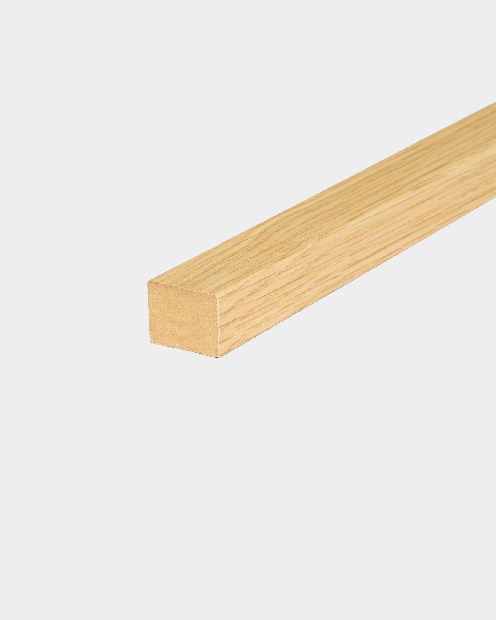 Lamela końcowa WoodUpp Southern Oak o grubości 2,2 cm, przeznaczona do montażu na ramie MDF, pokazana na jednolitym białym tle.