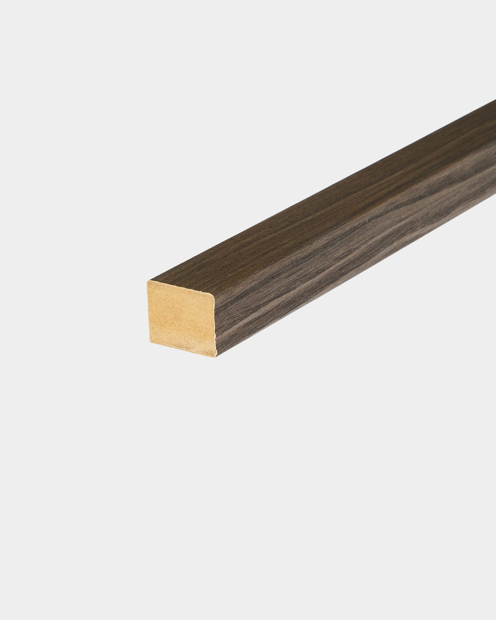 Lamela końcowa WoodUpp w kolorze Black Oak, 2,2 cm, zaprojektowana do wykończenia krawędzi Akupanel Panel akustyczny lub akcentów ram MDF we wnętrzach w stylu nordyckim.