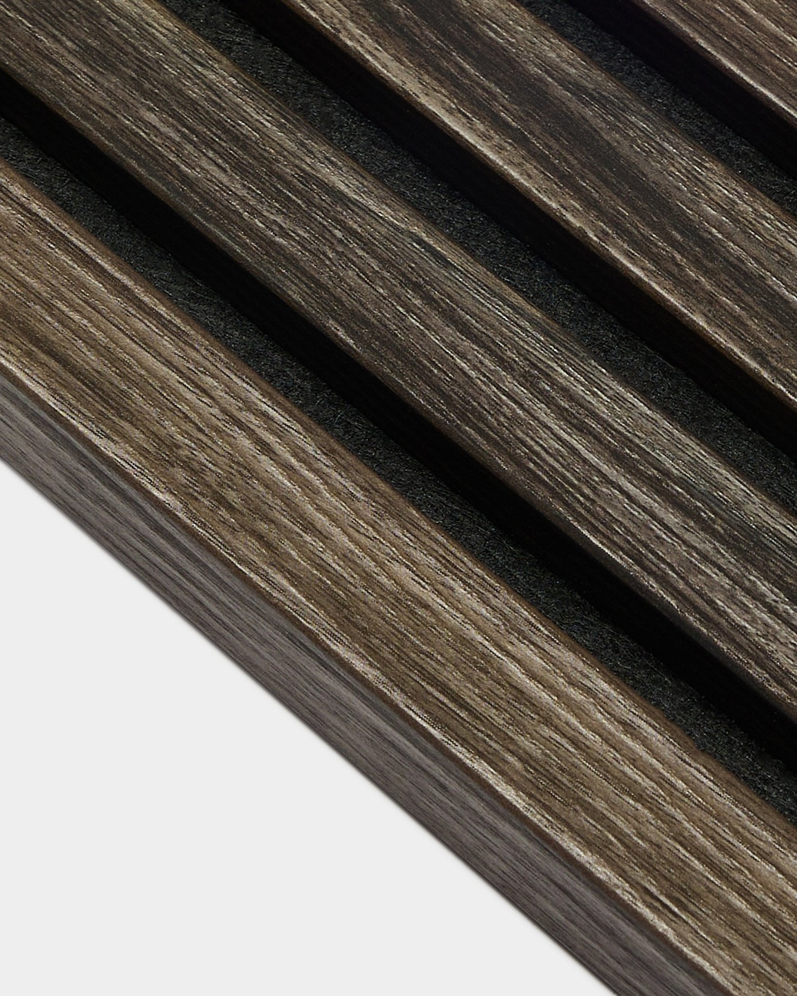 Zbliżenie na lamele Panel akustyczny z ciemnego dębu z przerwami black, pokazujące fakturę i detale lameli końcowej WoodUpp Akupanel o grubości 2,2 cm.