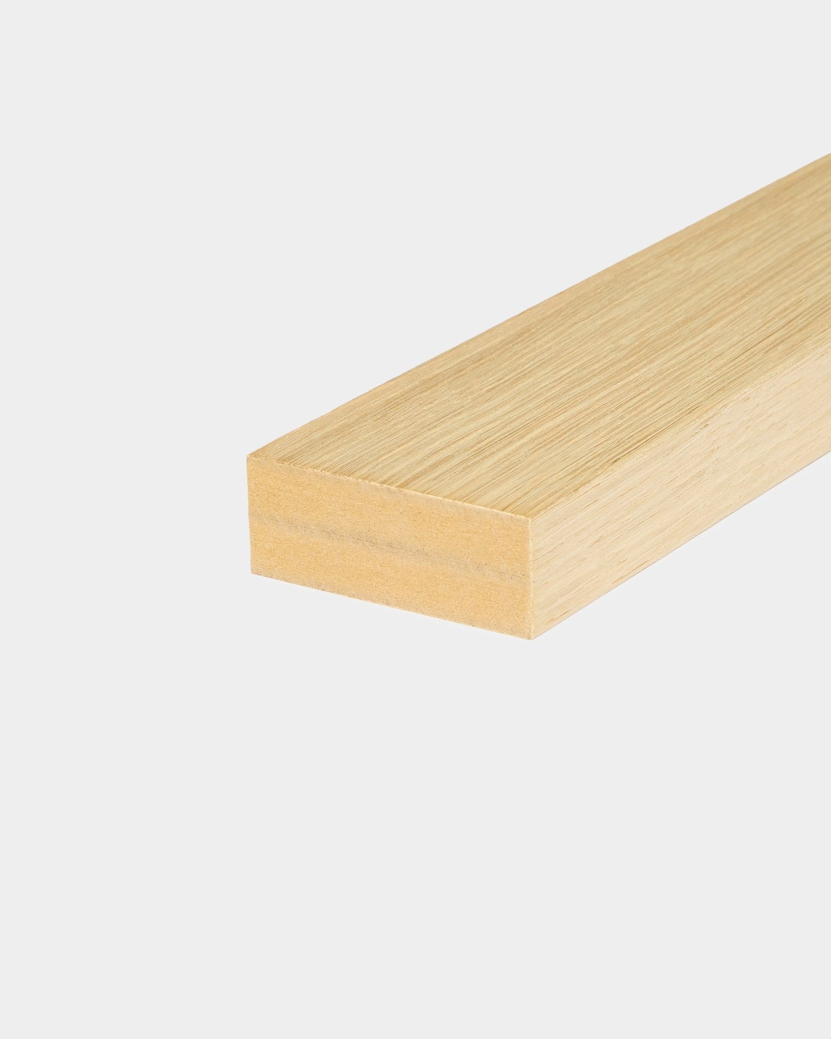 Listwa WoodUpp End Lamella Classic Oak (6,7 cm), zaprojektowana do instalacji Akupanel Panel akustyczny, pokazana na prostym białym tle.