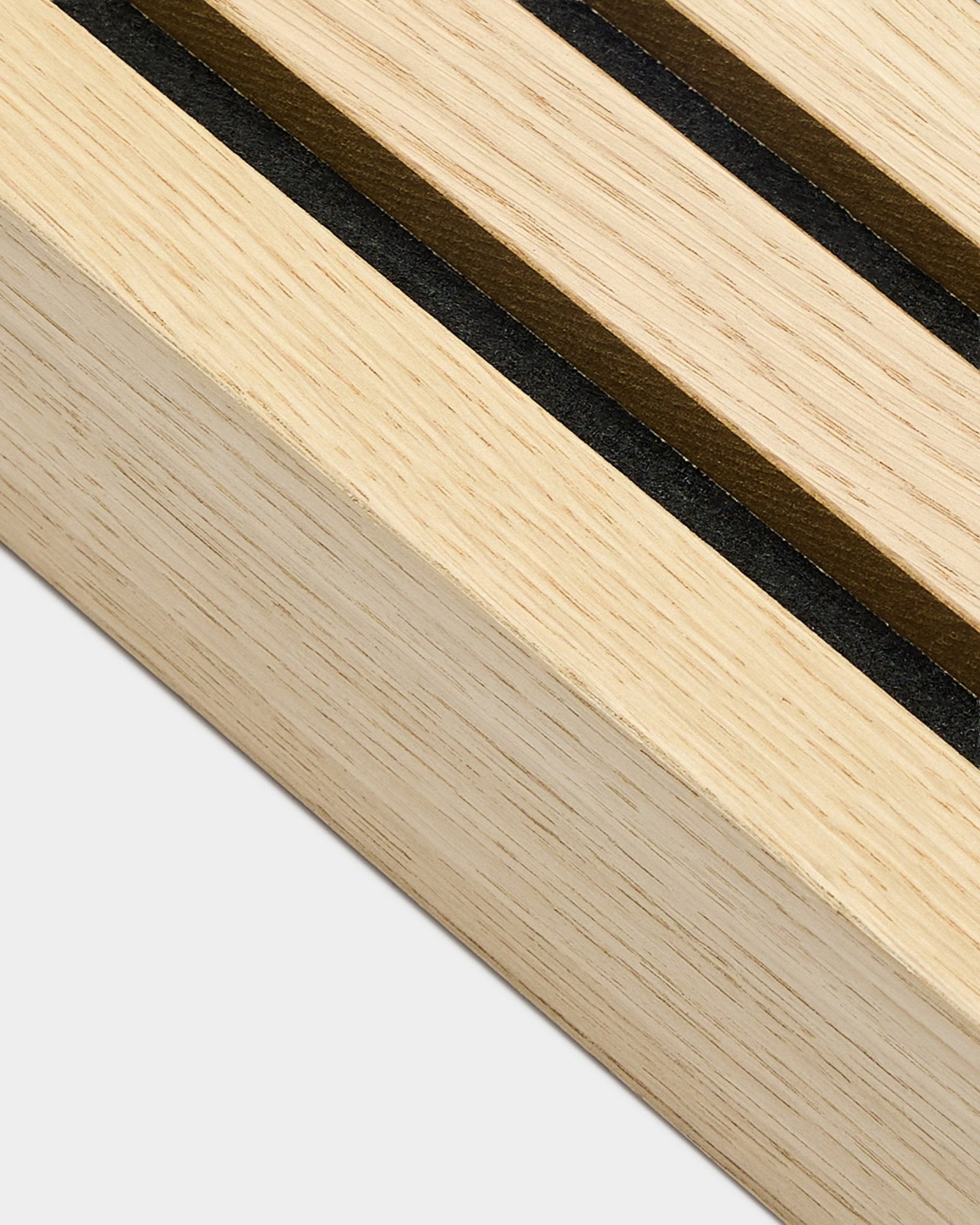 Szczegółowe zbliżenie listwy WoodUpp Classic Oak End, o szerokości 6,7 cm, zaprojektowanej do instalacji Akupanel Panel akustyczny lub integracji z ramą z MDF.