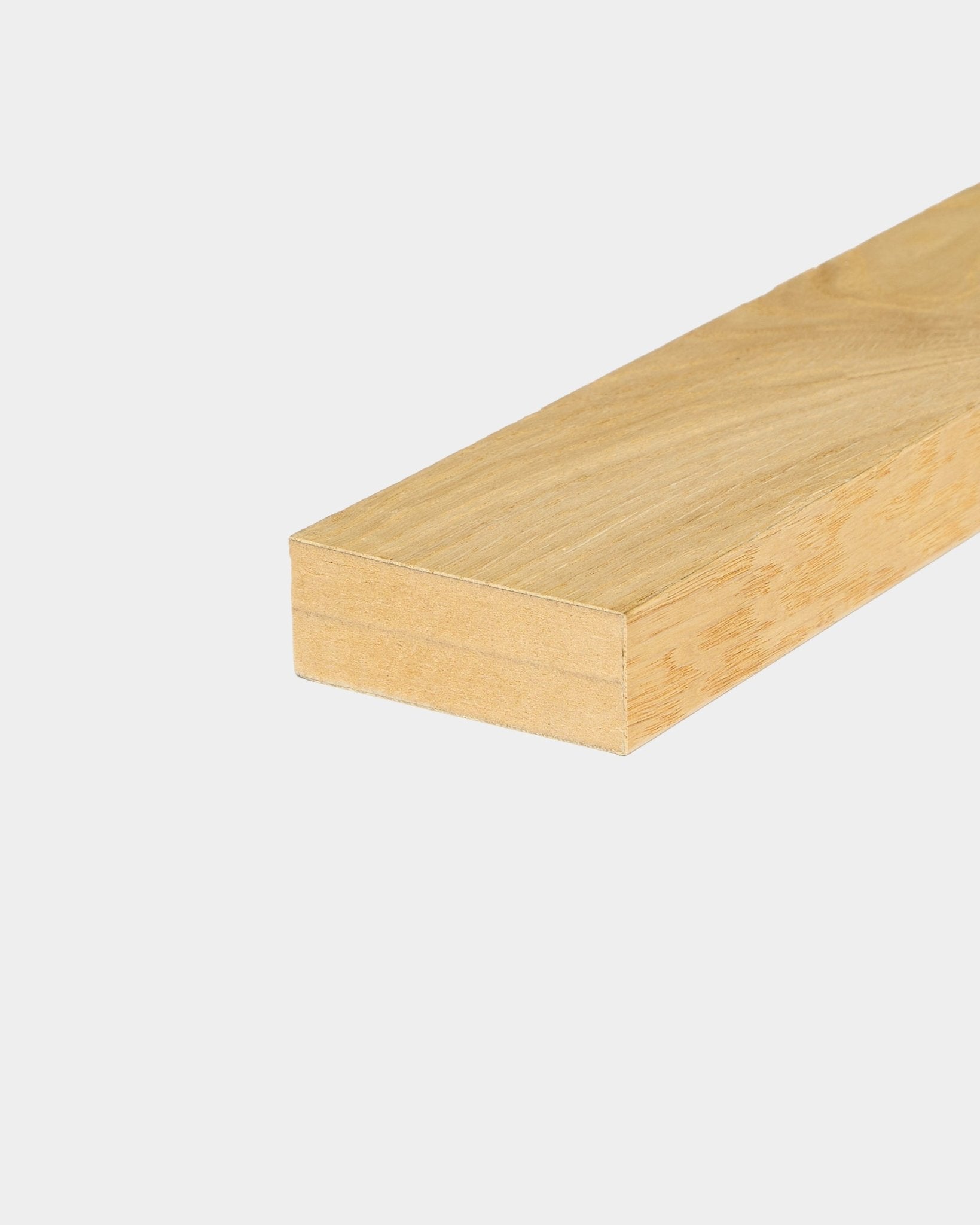 Lamela końcowa WoodUpp w kolorze Rustic Natural Oak (6,7 cm), odpowiednia do montażu z panelem akustycznym drewnianym Akupanel lub w ramie MDF, pokazana na jednolitym białym tle.