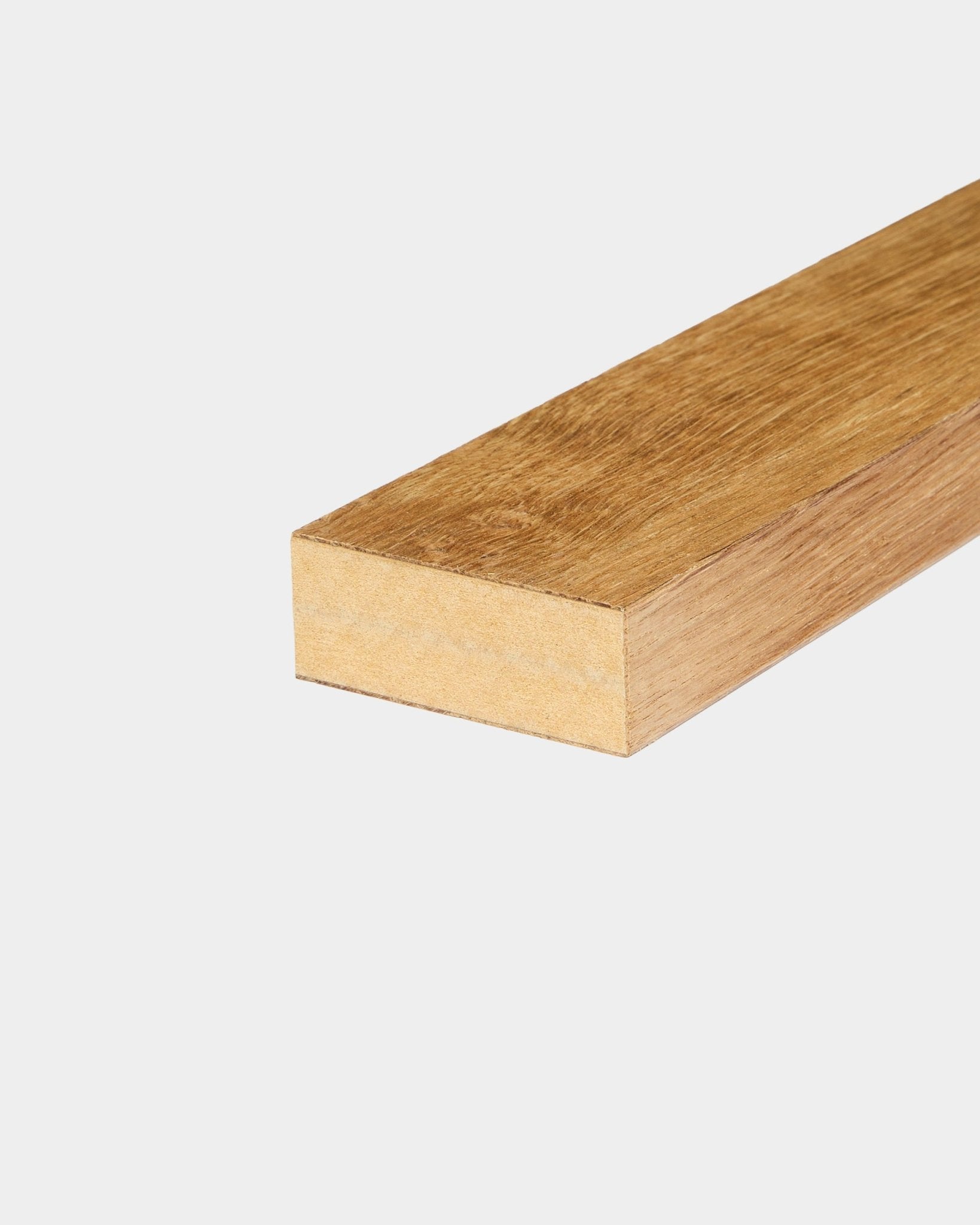Końcowa lamela WoodUpp w wykończeniu Rustic Brown Oak, o szerokości 6,7 cm, przeznaczona do montażu z Akupanel Panel akustyczny lub ramą MDF, pokazana na jednolitym białym tle.