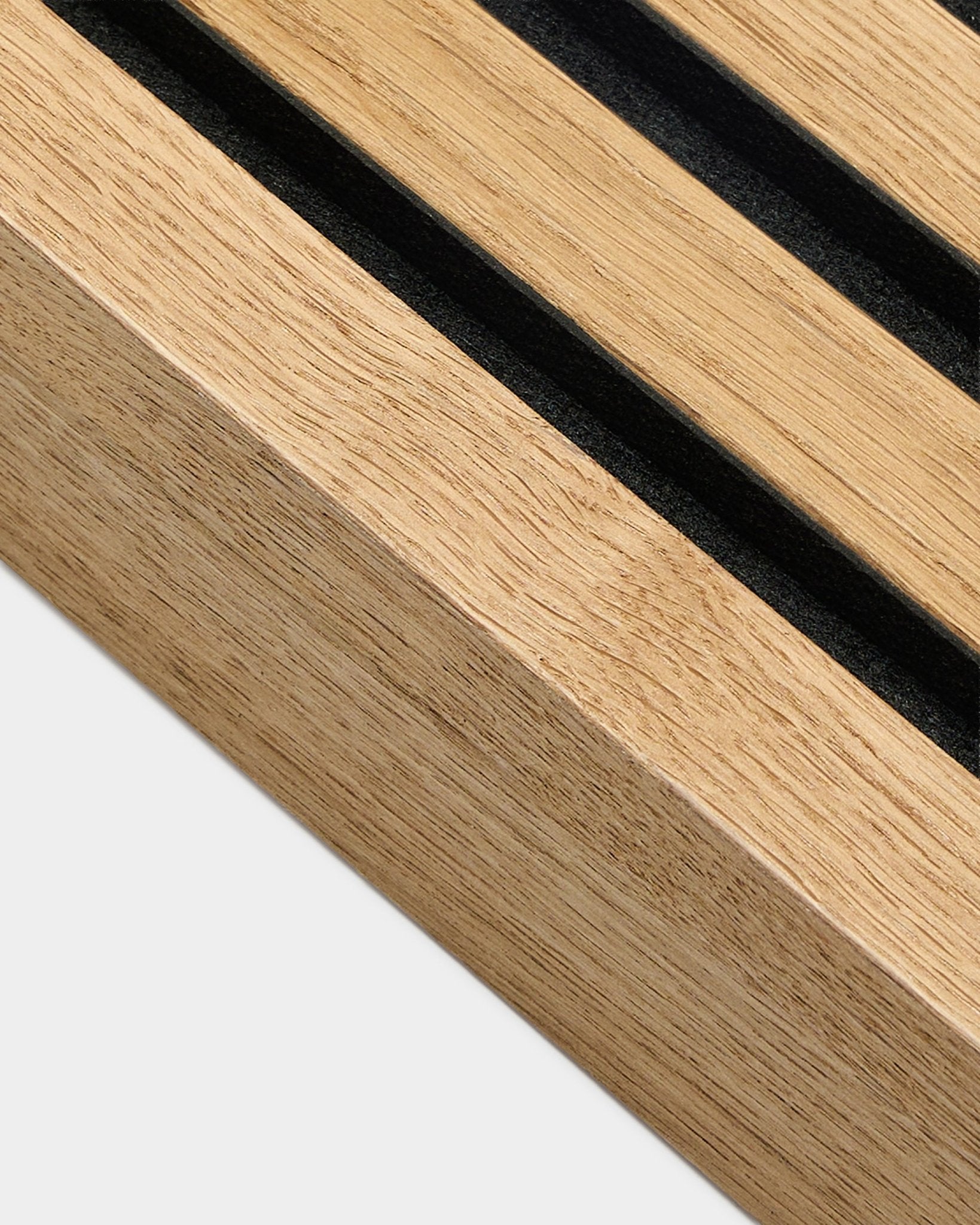 Zbliżenie na WoodUpp Akupanel Panel akustyczny w wykończeniu Rustic Brown Oak — końcową lamelę o szerokości 6,7 cm z równoległymi rowkami black i wyraźną strukturą drewna.