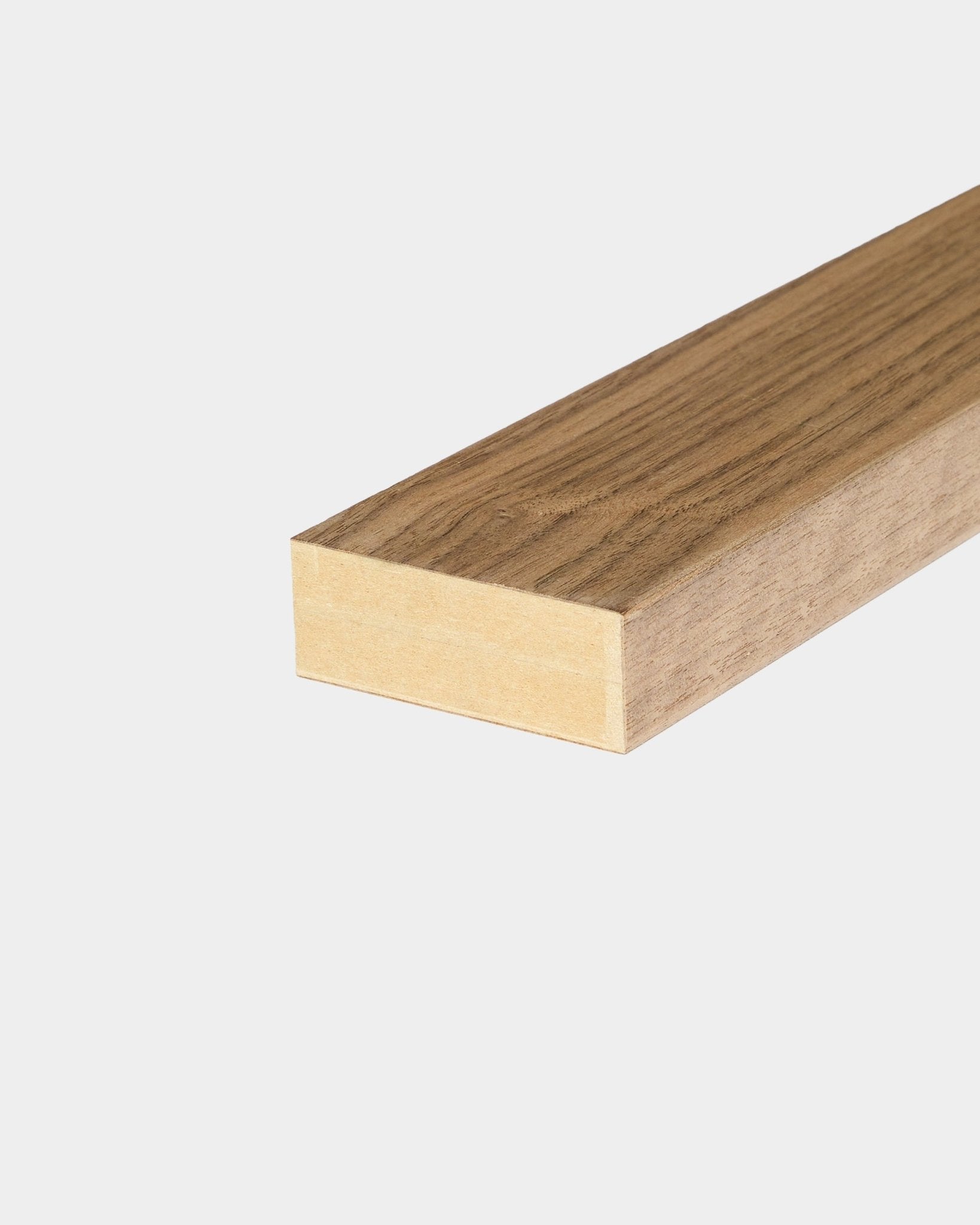 Lamela końcowa WoodUpp Walnut End, 6,7 cm, przeznaczona do wykończenia krawędzi Akupanel Panel akustyczny lub do montażu w ramach z MDF.