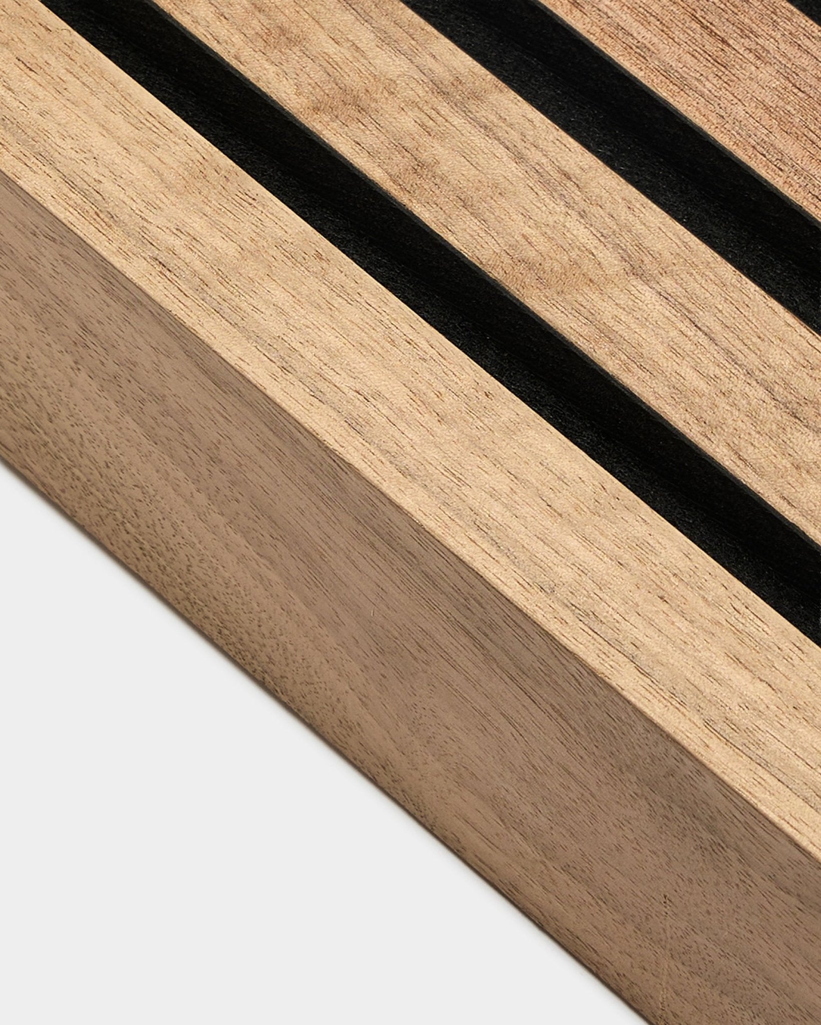Zbliżenie na lamelę końcową WoodUpp Akupanel w kolorze orzecha, szerokość 6,7 cm, rama z MDF z podkładem z filcu akustycznego black, pokazana na jasnoszarym tle.