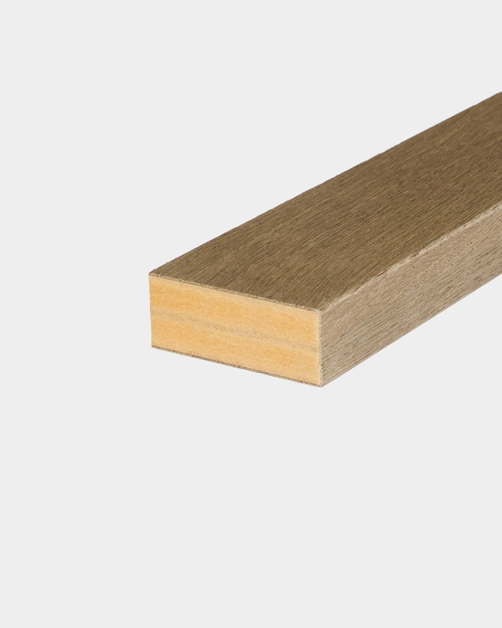 Listwa końcowa WoodUpp w kolorze rustic grey oak, o szerokości 6,7 cm, zaprojektowana jako element wykończeniowy do akustycznych paneli drewnianych Akupanel lub ściennych instalacji panelowych.