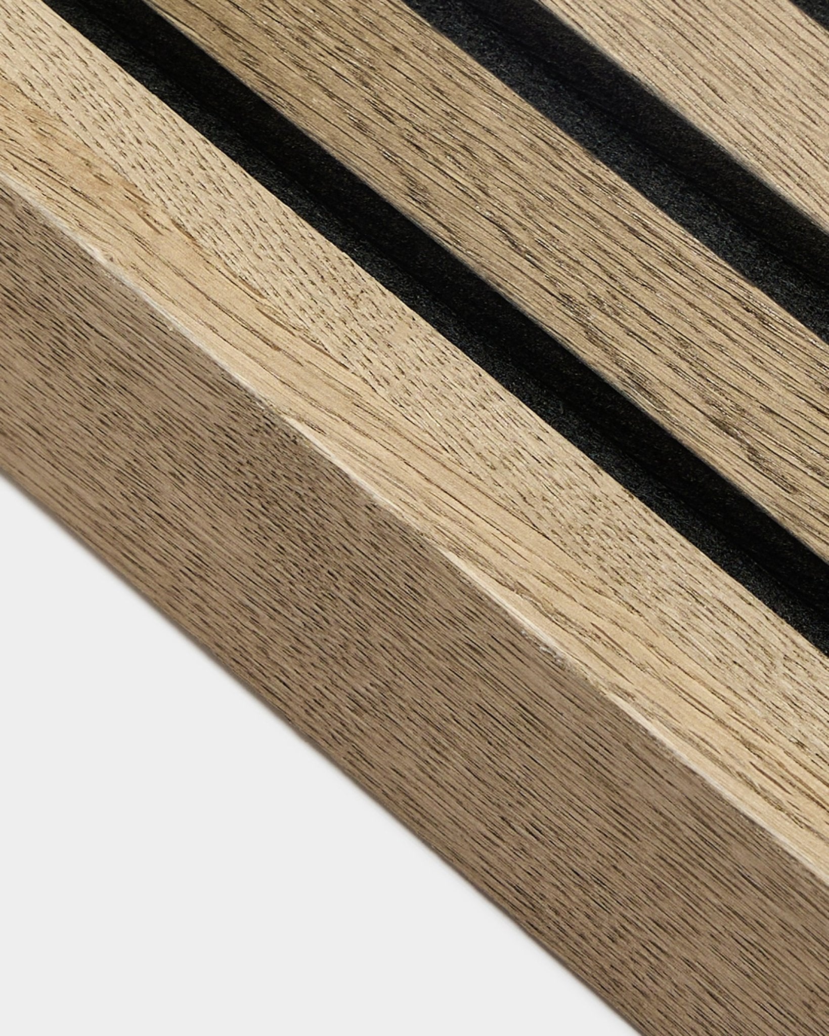 Zbliżenie na akcesorium WoodUpp Akupanel: listwę końcową w kolorze Rustic Grey Oak (6,7 cm), z ciemnymi, wąskimi rowkami na tle jasnego nordyckiego usłojenia drewna i fakturowanej powierzchni.
