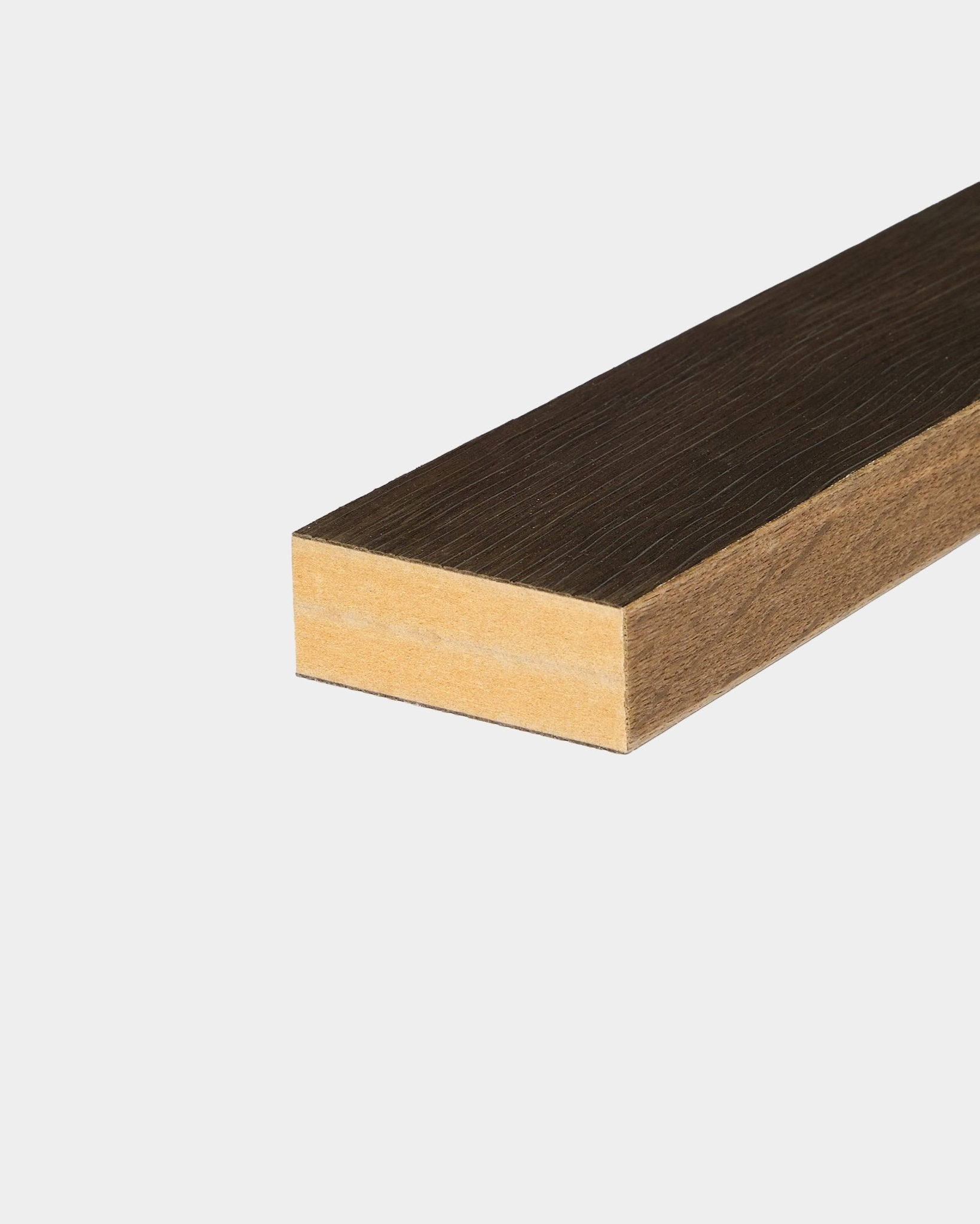 Lamela końcowa WoodUpp w kolorze Rustic Smoked Oak (6,7 cm), zaprojektowana do instalacji Nordic Akupanel Panel akustyczny, pokazana na białym tle.