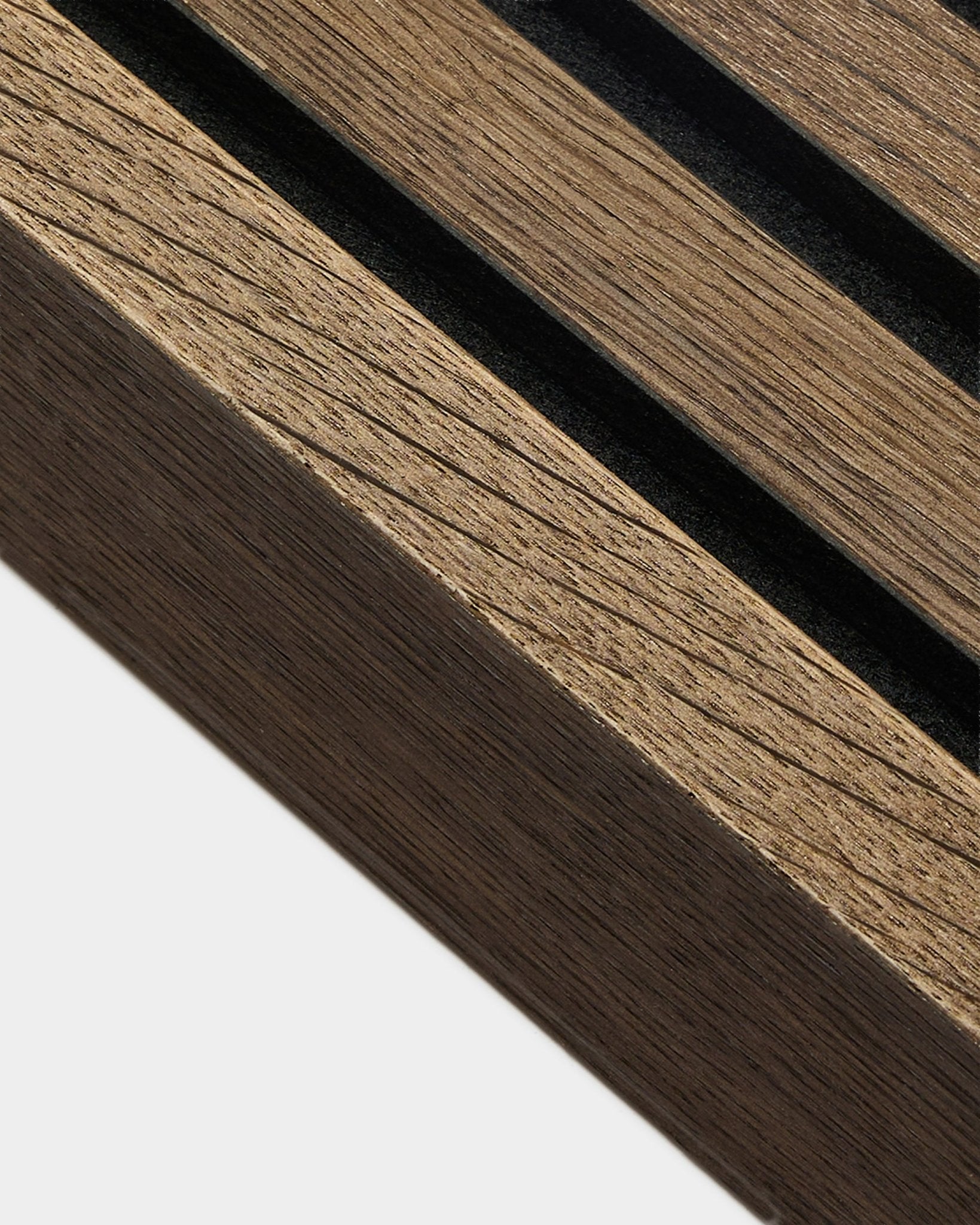 Zbliżenie na lamelę końcową WoodUpp w kolorze Rustic Smoked Oak, 6,7 cm — skośne lamele z widocznym usłojeniem drewna, zaprojektowane do montażu Panel akustyczny lub Akupanel.