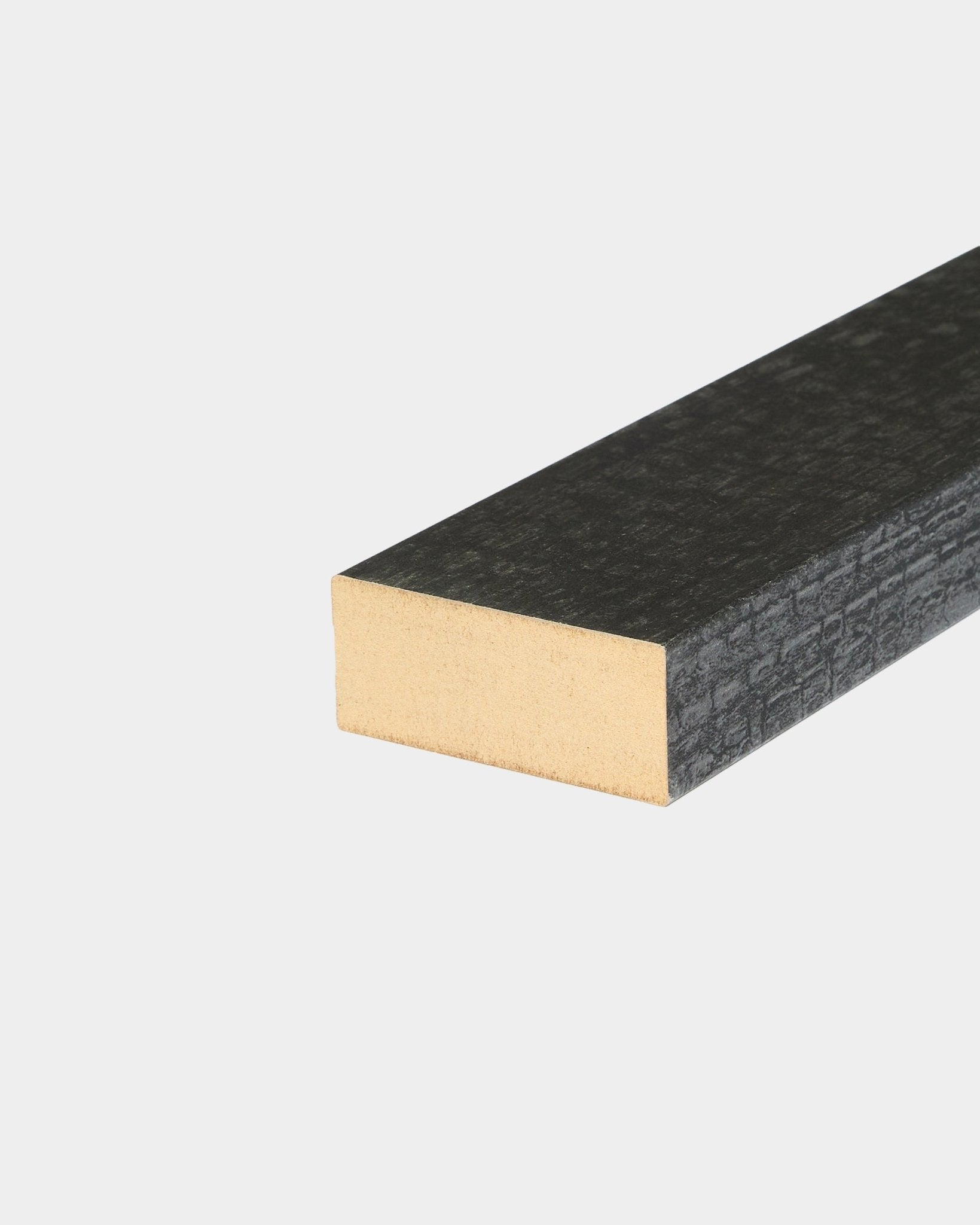 Zbliżenie na akcesorium WoodUpp Akupanel: lamela końcowa w kolorze Charcoal, 6,7 cm, z widoczną fakturą drewnianej powierzchni black i odsłoniętym przekrojem drewna na białym tle.