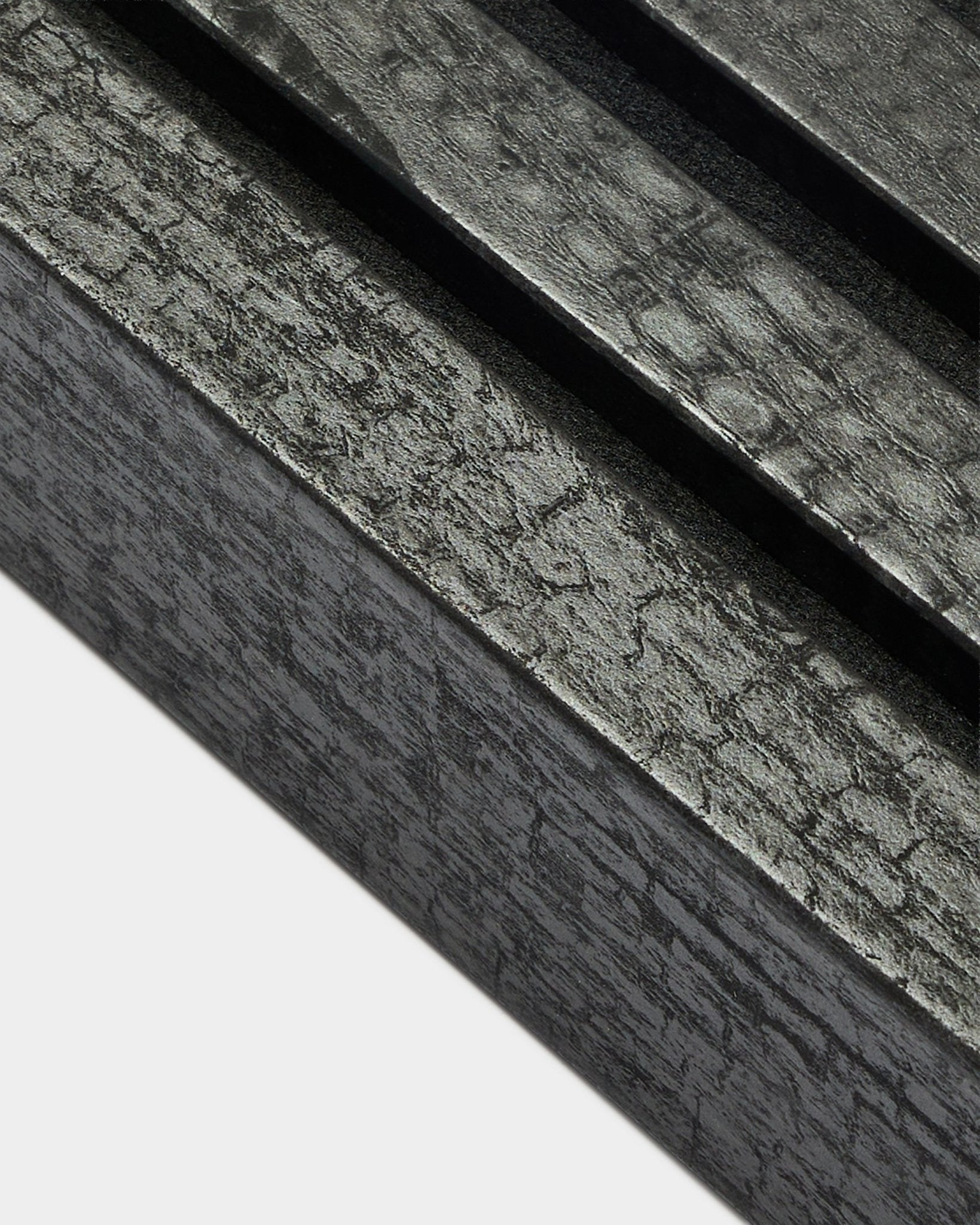 Zbliżenie na lamelę końcową WoodUpp Akupanel w kolorze Charcoal, o szerokości 6,7 cm, z równoległymi listwami akustycznymi i wyraźną strukturą słojów drewna.