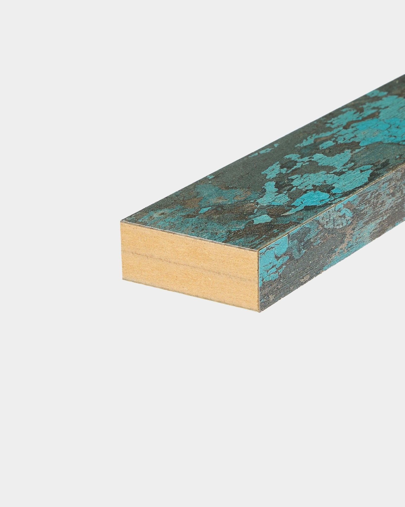 Zbliżenie akcesorium WoodUpp Akupanel: końcowa lamela w kolorze Oxide Blue, o szerokości 6,7 cm, przeznaczona do instalacji Panel akustyczny lub Akupanel na białym tle.