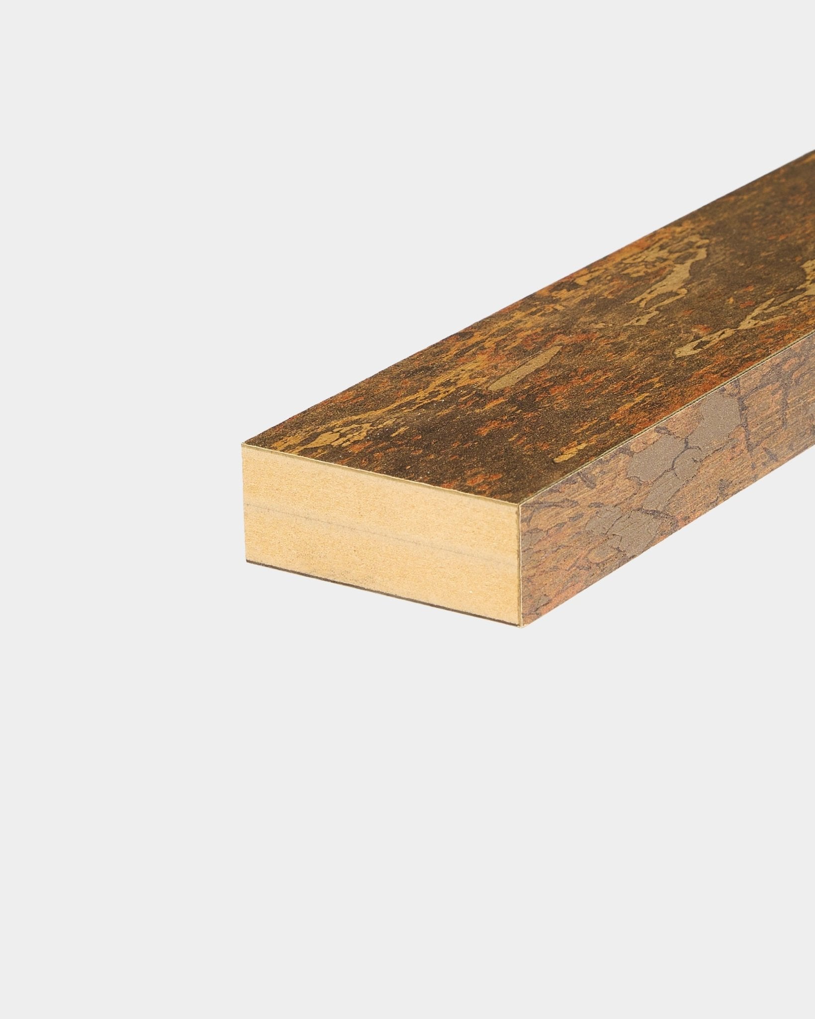 Lamela końcowa WoodUpp Akupanel w wykończeniu Oxide Copper, szerokość 6,7 cm, zaprojektowana do bezproblemowego montażu Panel akustyczny lub na ścianie lamelowej na każdej powierzchni.