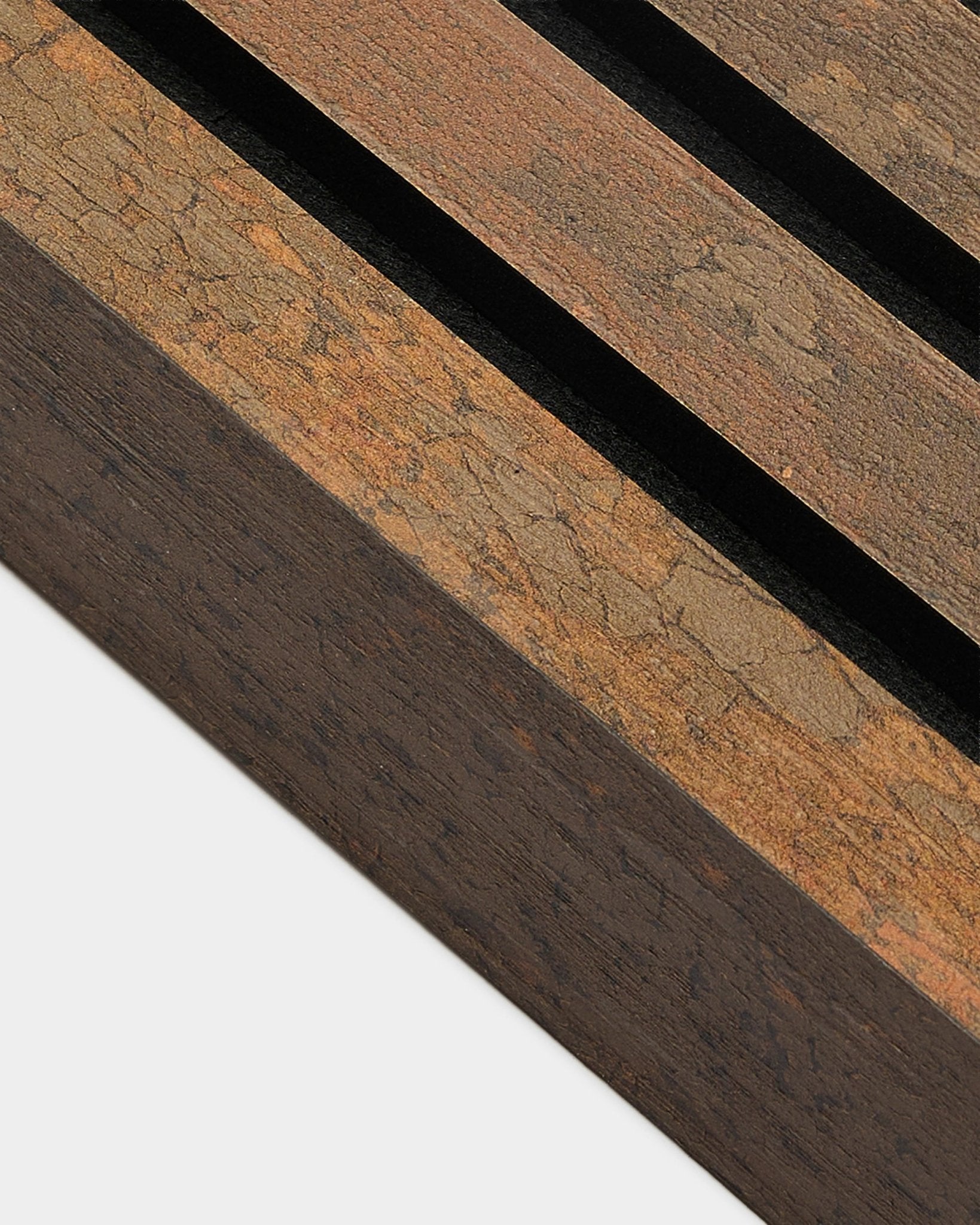 Zbliżenie lameli końcowej WoodUpp Akupanel w wykończeniu Oxide Copper, 6,7 cm, z ramą z MDF-u z frezowaniami oraz teksturowaną, postarzaną powierzchnią.