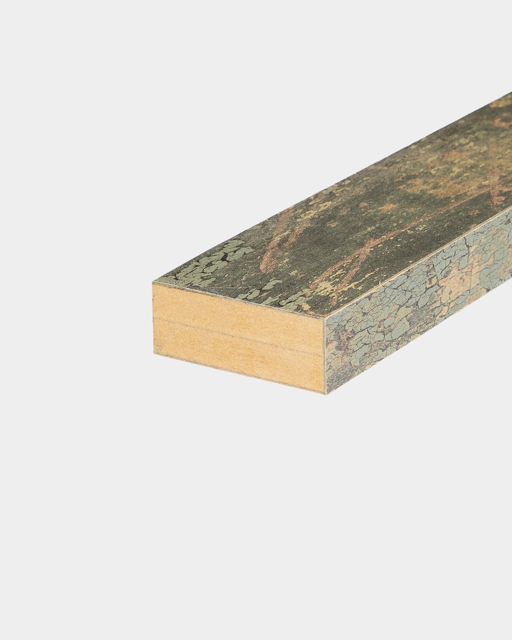 Zbliżenie na końcową lamelę WoodUpp CREATE w kolorze Oxide Grey (6,7 cm), pokazujące jej teksturowaną, warstwową powierzchnię Panel akustyczny na białym tle.
