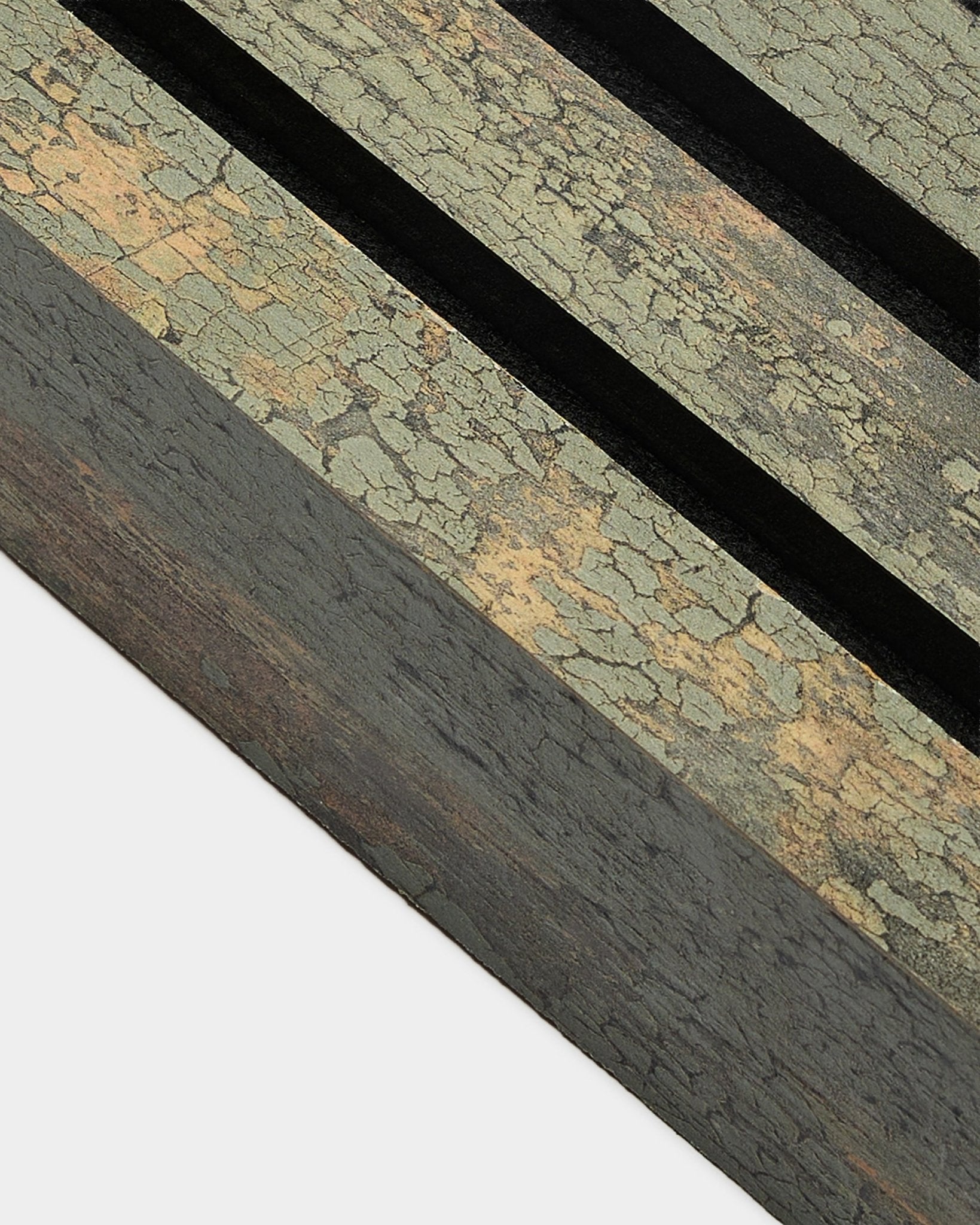 Zbliżenie na końcową lamelę WoodUpp Akupanel w kolorze Oxide Grey, o szerokości 6,7 cm, z teksturowaną powierzchnią Panel akustyczny, dwoma rowkami black i ramą z MDF.