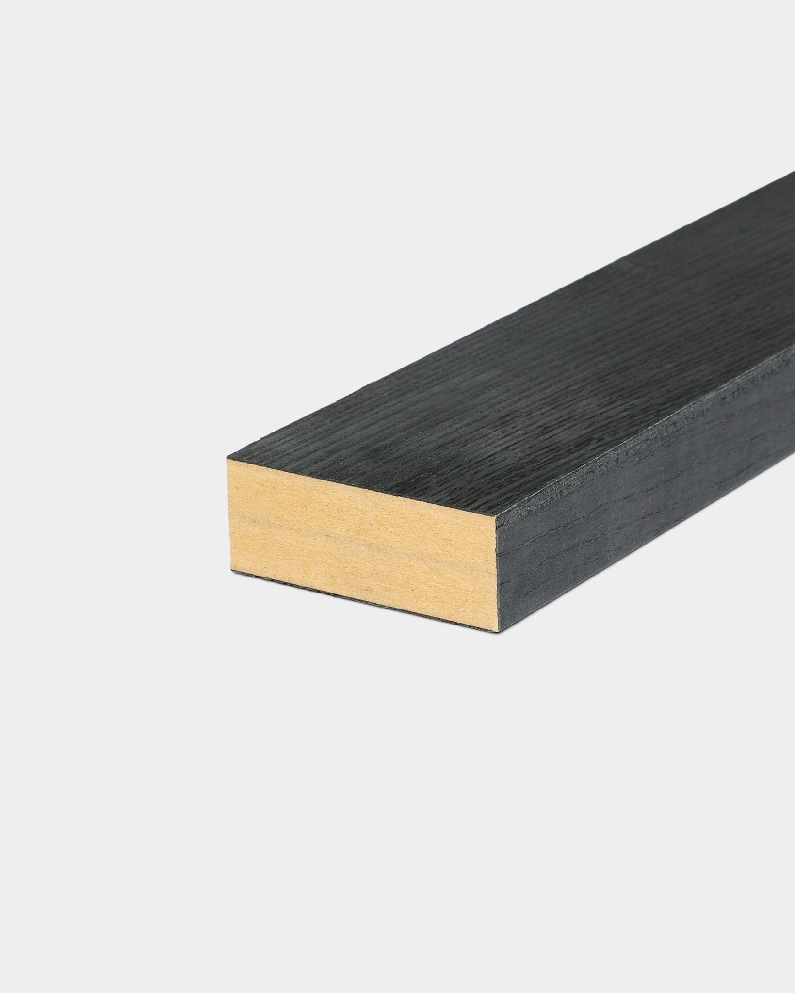 Lamela końcowa w kolorze Black Ash (6,7 cm) z powierzchnią malowaną na black i krawędzią w kolorze natural wood, zaprojektowana do stosowania z panelami akustycznymi WoodUpp Akupanel.