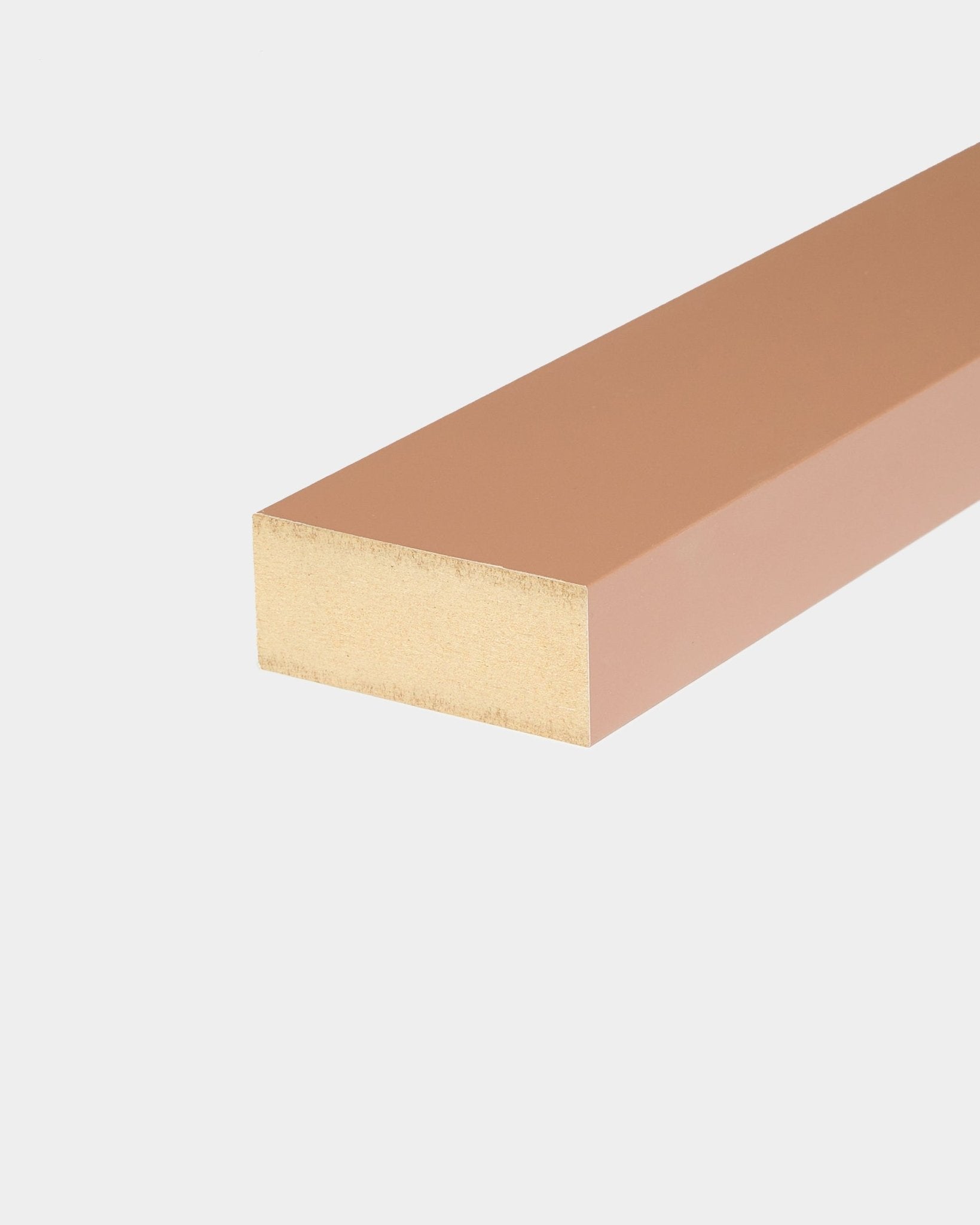 Akcesorium WoodUpp End Lamella Clay (6.7 cm) Panel akustyczny o gładkim wykończeniu, zaprojektowane do montażu na ramie MDF lub Akupanel, pokazane na białym tle.