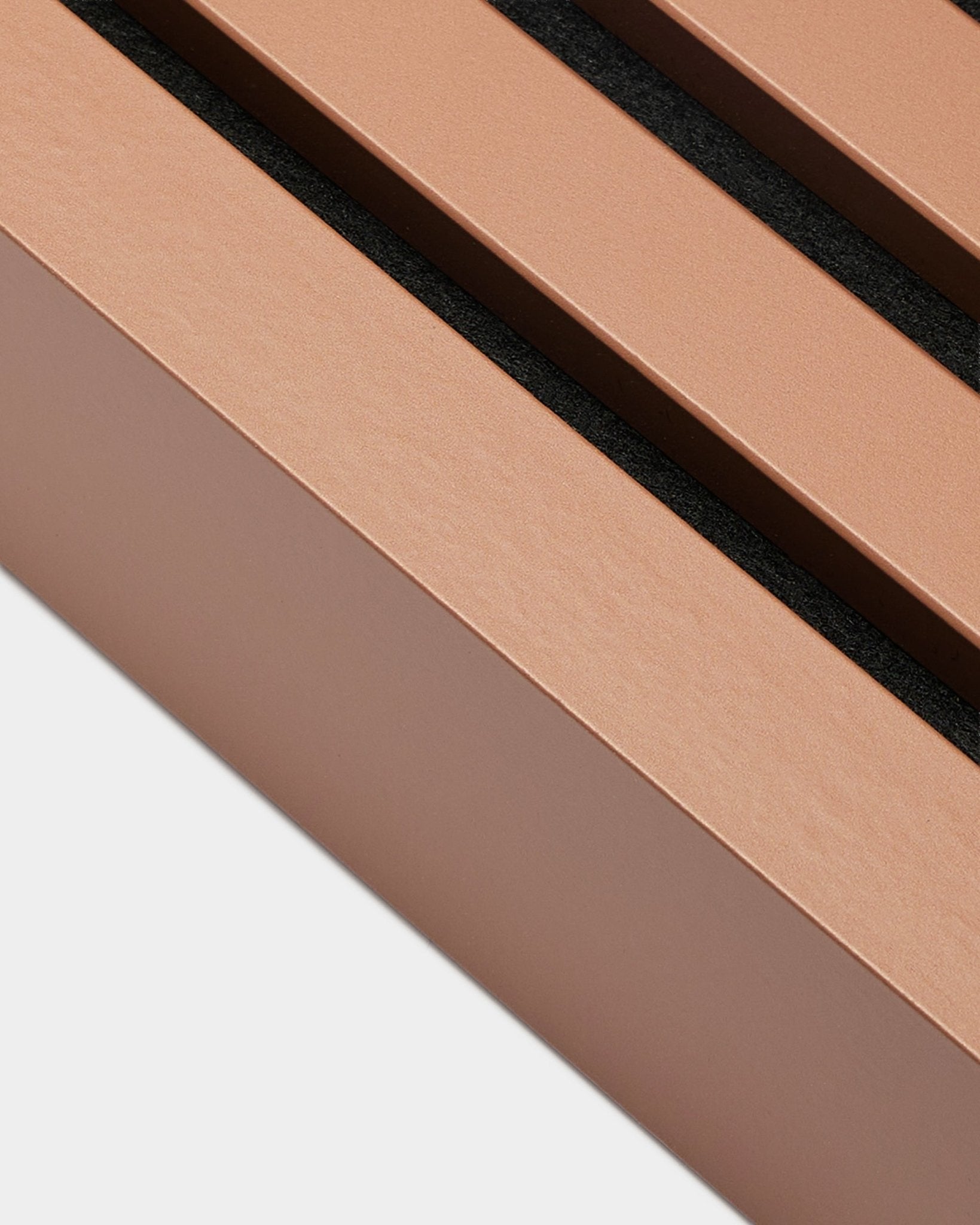Zbliżenie na końcową lamelę montażową WoodUpp Akupanel w kolorze Clay, 6.7 cm — jasne brown Panel akustyczny z trzema szczelinami black, w nordyckim minimalistycznym stylu.