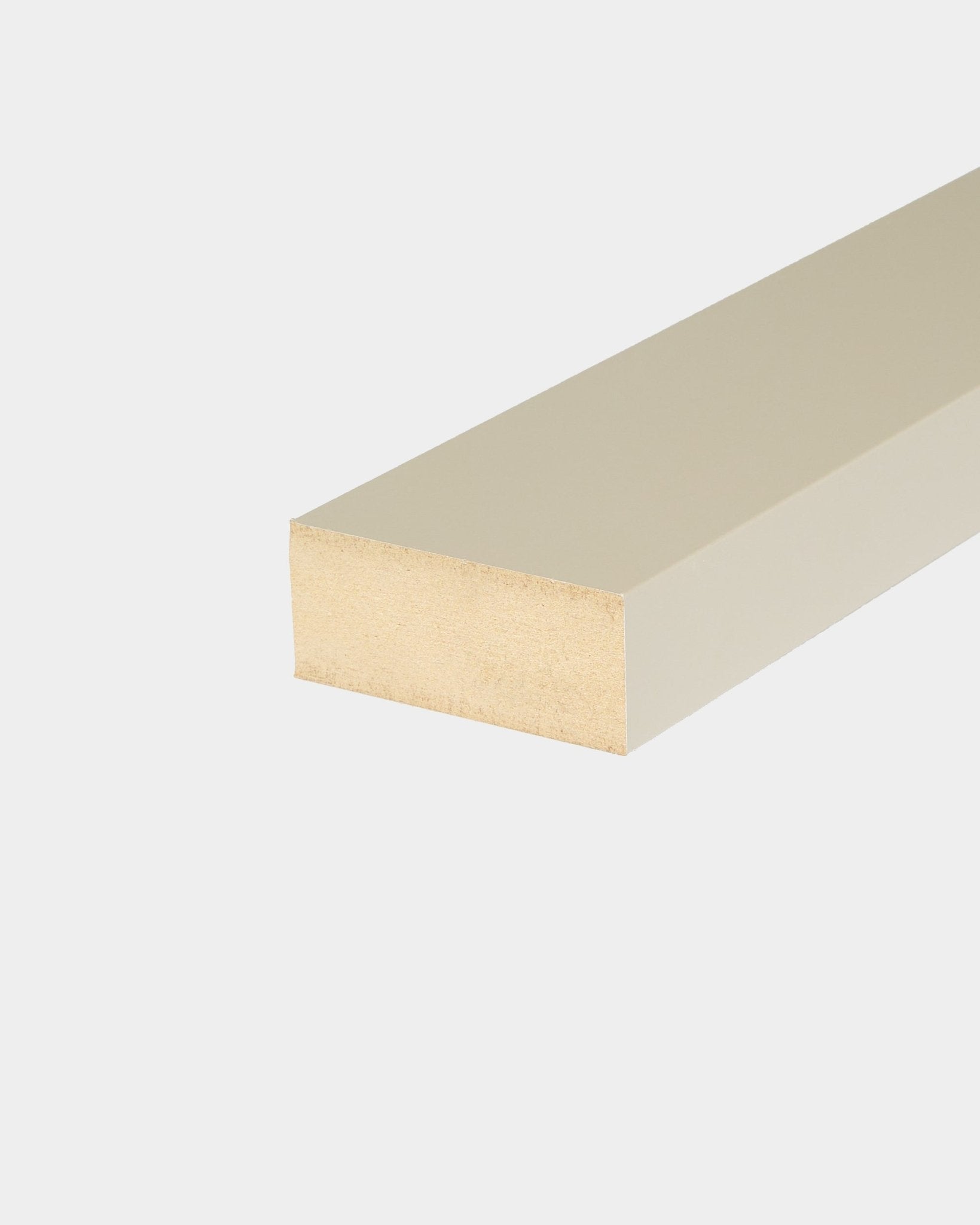 WoodUpp End lamella Stone, prostokątny panel o szerokości 6,7 cm beige, zaprojektowany do instalacji akustycznych paneli drewnianych Akupanel, pokazany na białym tle.