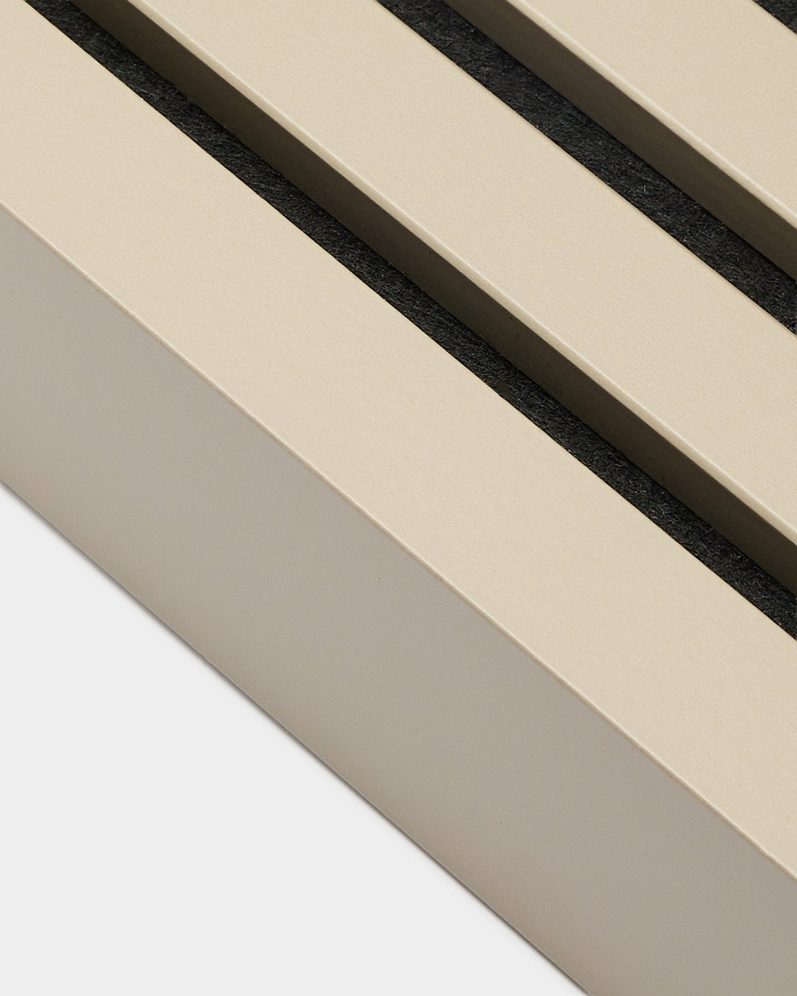Zbliżenie na WoodUpp End Lamella w wykończeniu Stone, o szerokości 6,7 cm — akcesorium montażowe do ram MDF lub paneli akustycznych Akupanel. Listwy panelu Beige z odstępami black.