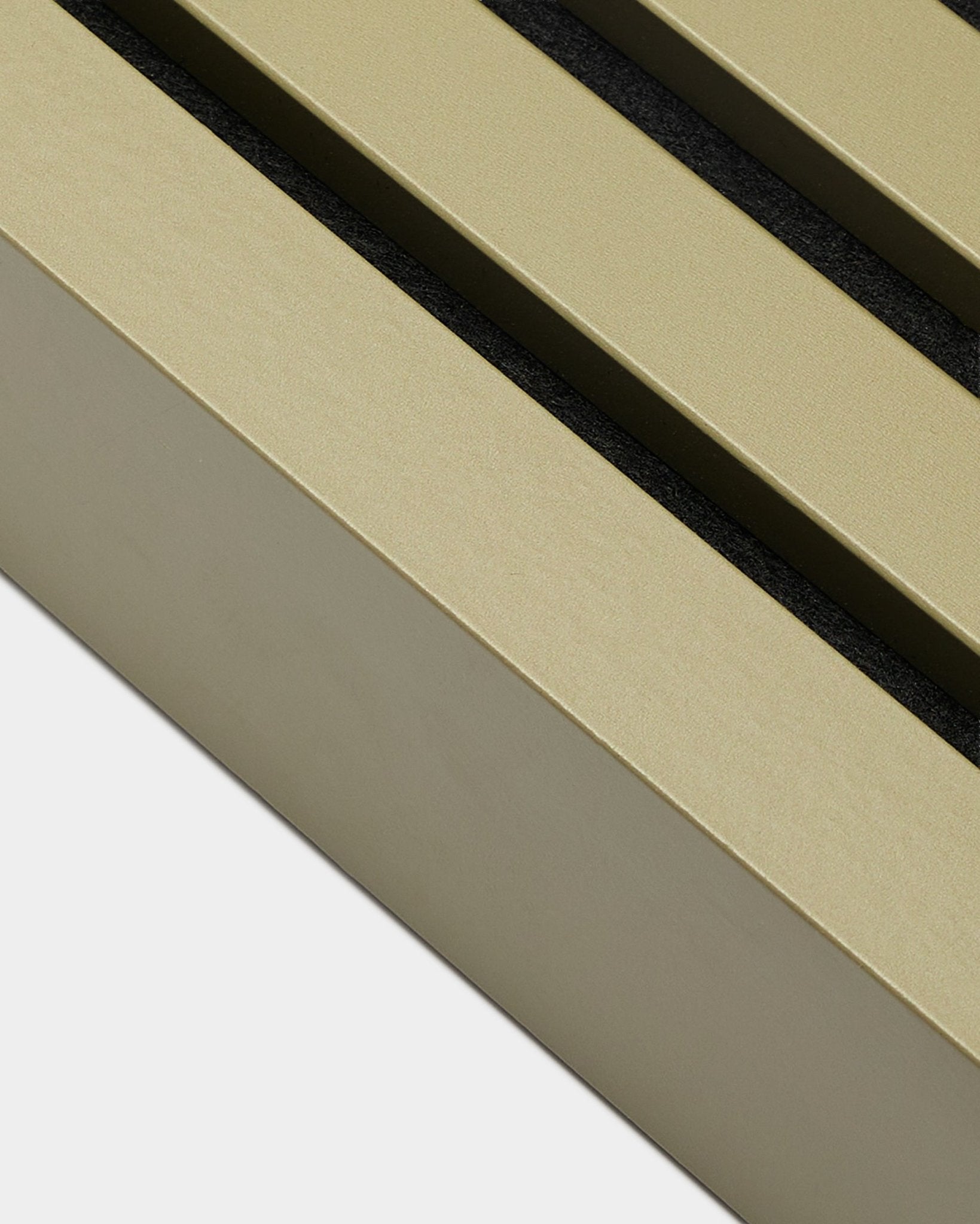 Detal produktu montażowego WoodUpp Akupanel, lamela końcowa w wykończeniu Moss, o szerokości 6,7 cm, z ramą MDF beige oraz szczelinami black na białym tle.