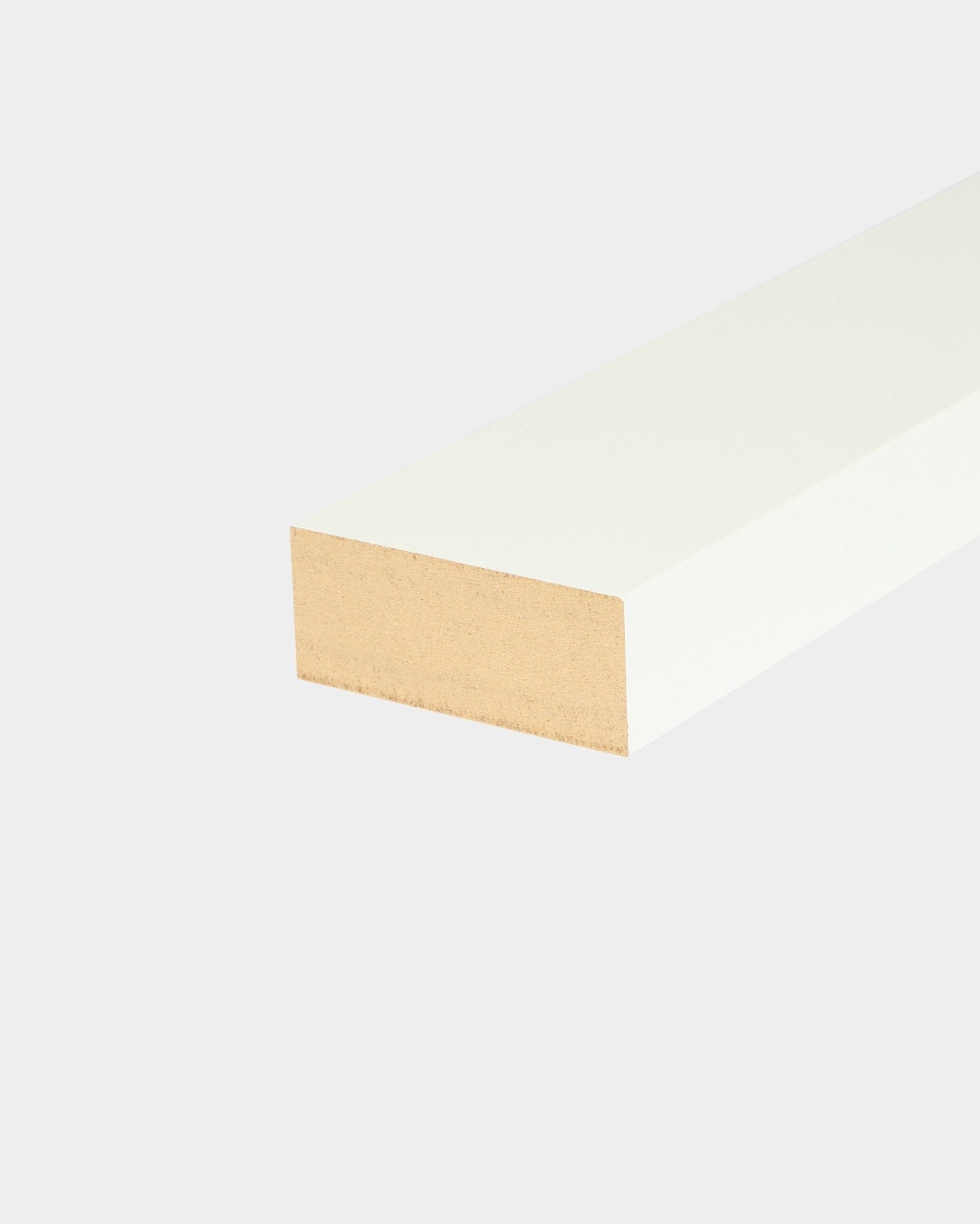 Lamela końcowa WoodUpp Akupanel w kolorze Snow, 6,7 cm szerokości, z białego drewna z naturalną krawędzią, przeznaczona do wykończenia ramy MDF lub instalacji ściennych Panel akustyczny.