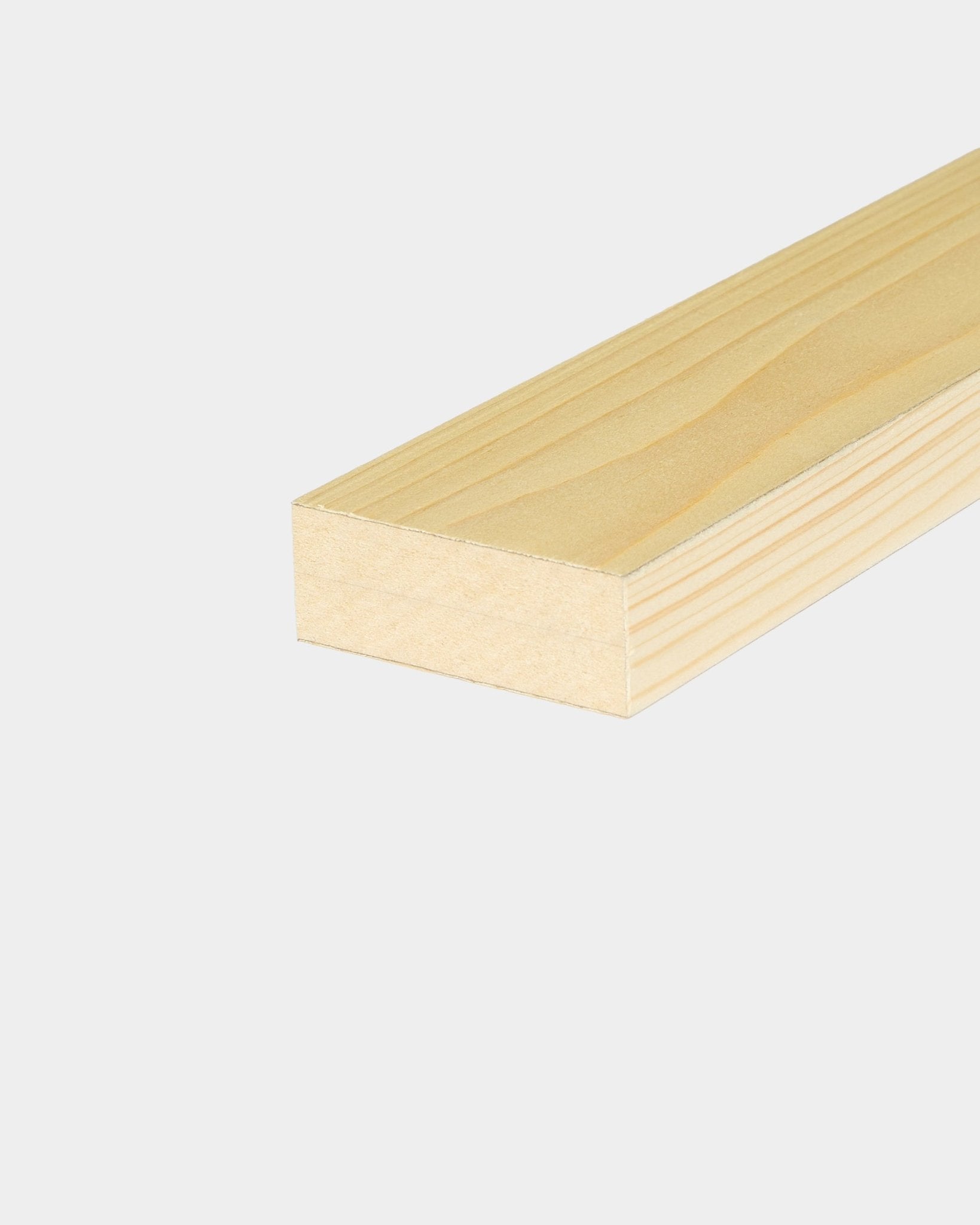WoodUpp End lamella / Alp, 6,7 cm: drewniana listwa w jasnym odcieniu z widocznym usłojeniem, zaprojektowana do paneli akustycznych Akupanel, pokazana na prostym białym tle.