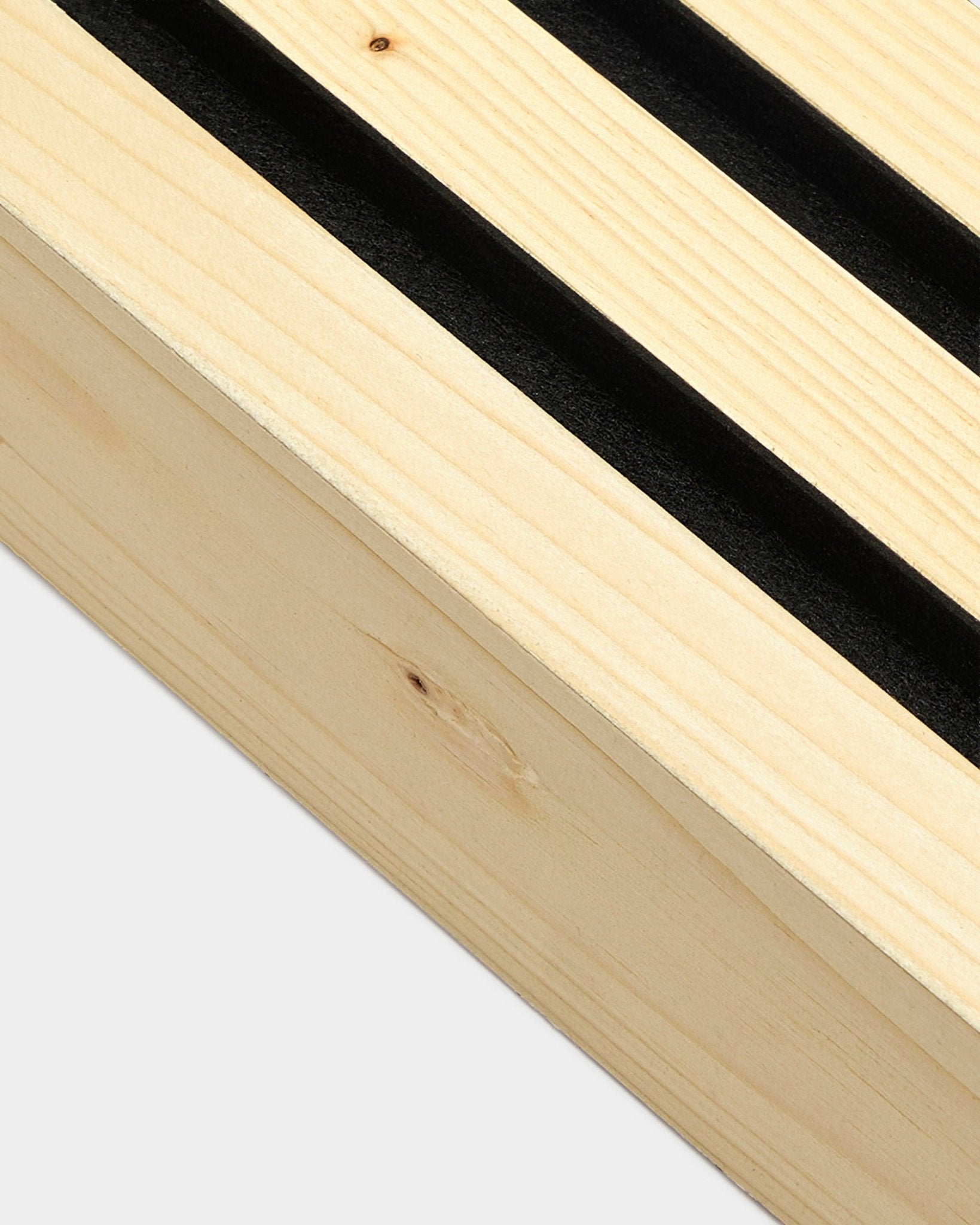 Zbliżenie na listwę końcową WoodUpp w wykończeniu Alp, o szerokości 6,7 cm, z dobrze widocznym usłojeniem drewna; zaprojektowana do montażu ściennego Nordic Panel akustyczny lub Akupanel.