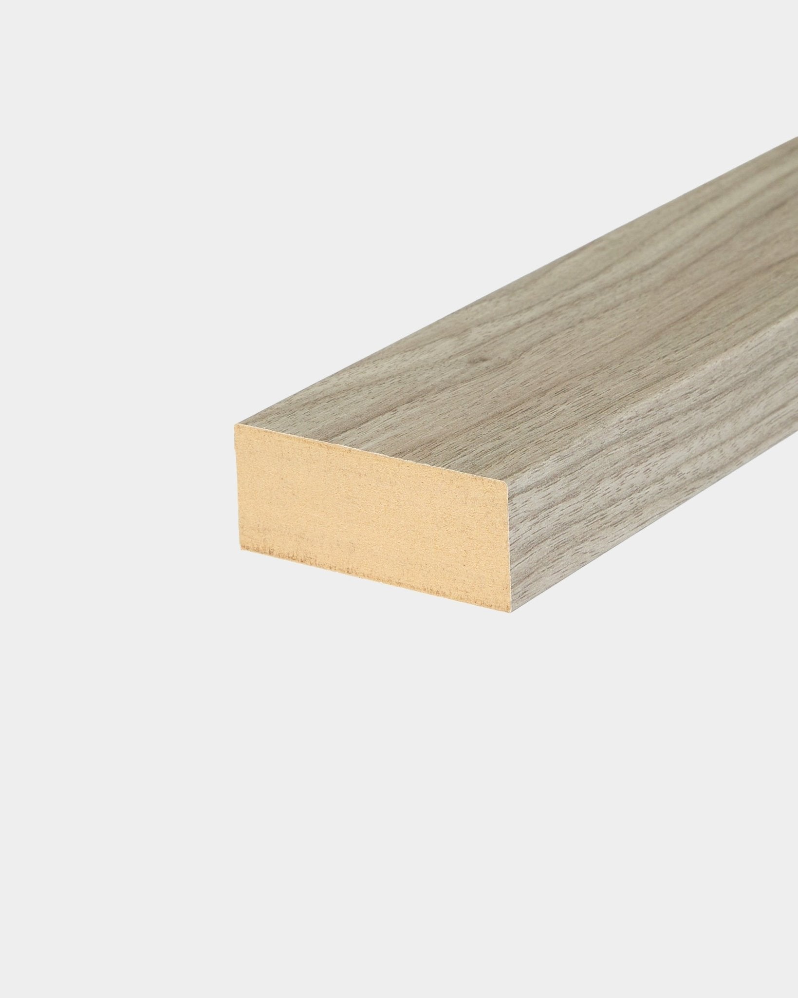 Końcowa lamela Weathered Oak (6,7 cm) do instalacji WoodUpp Akupanel Panel akustyczny, odpowiednia jako listwa wykończeniowa do ścian panelowych Nordic lub systemów ścian lamelowych.