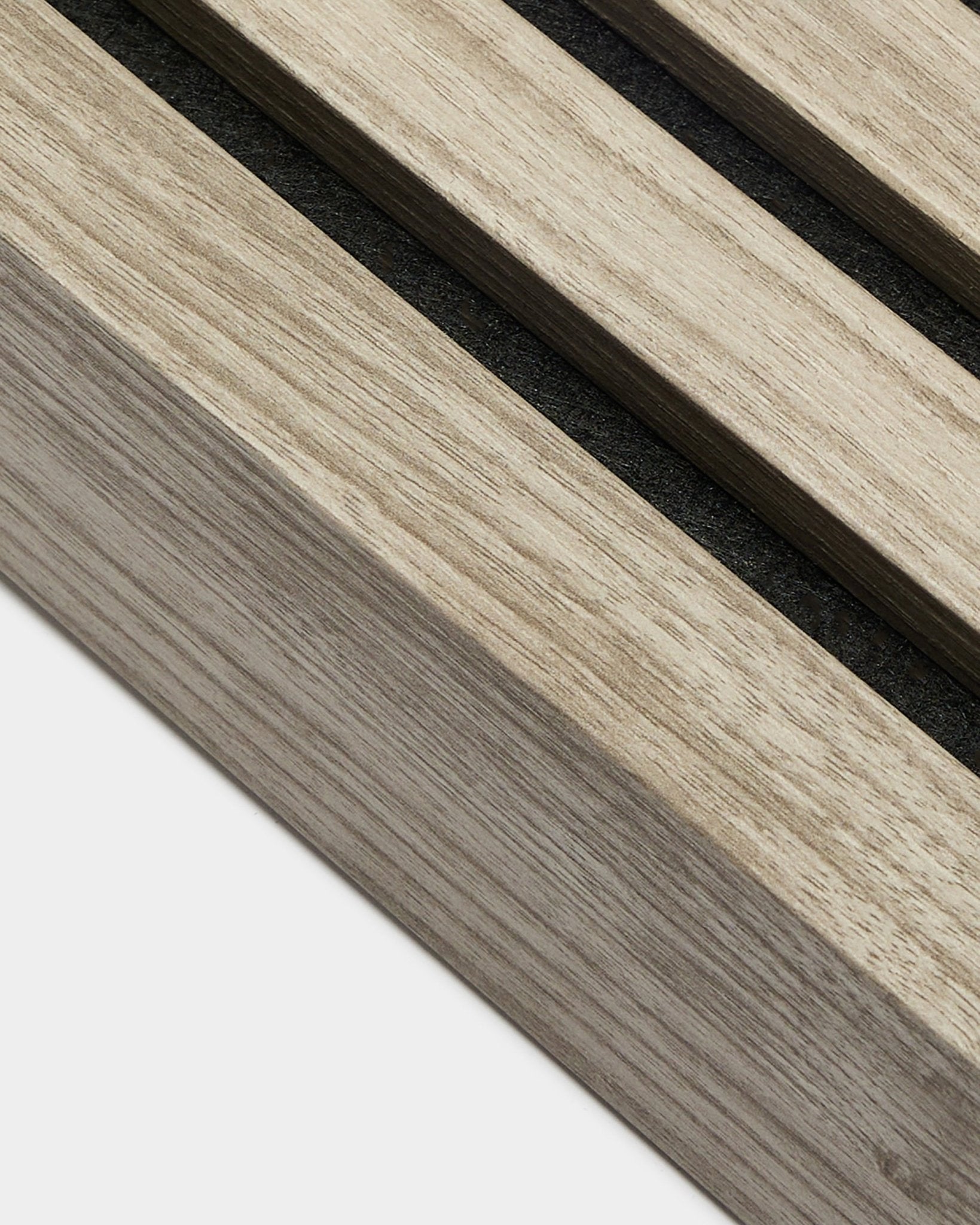 Zbliżenie na końcową lamelę WoodUpp w kolorze Weathered Oak, o szerokości 6,7 cm, z równoległymi akustycznymi lamelami drewnianymi i szczelinami black, z kategorii Installation Products.