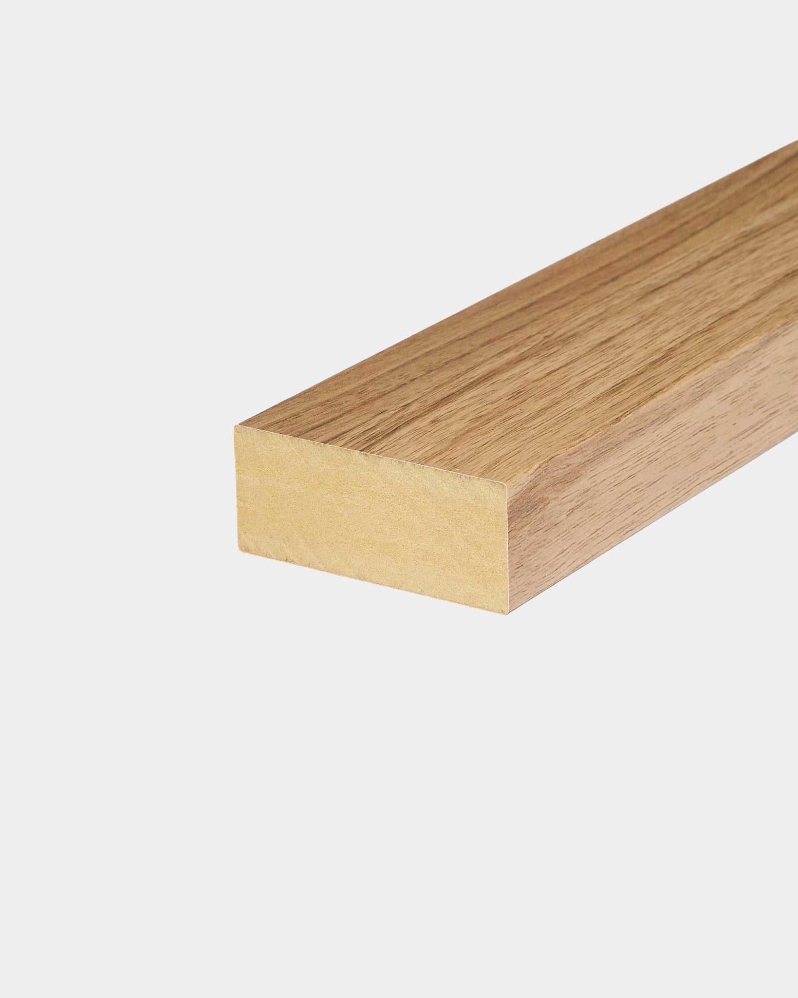 Listwa końcowa WoodUpp w kolorze English Walnut, szerokość 6,7 cm; pasuje do paneli akustycznych drewnianych Akupanel lub instalacji paneli ściennych Nordic z lamelami.