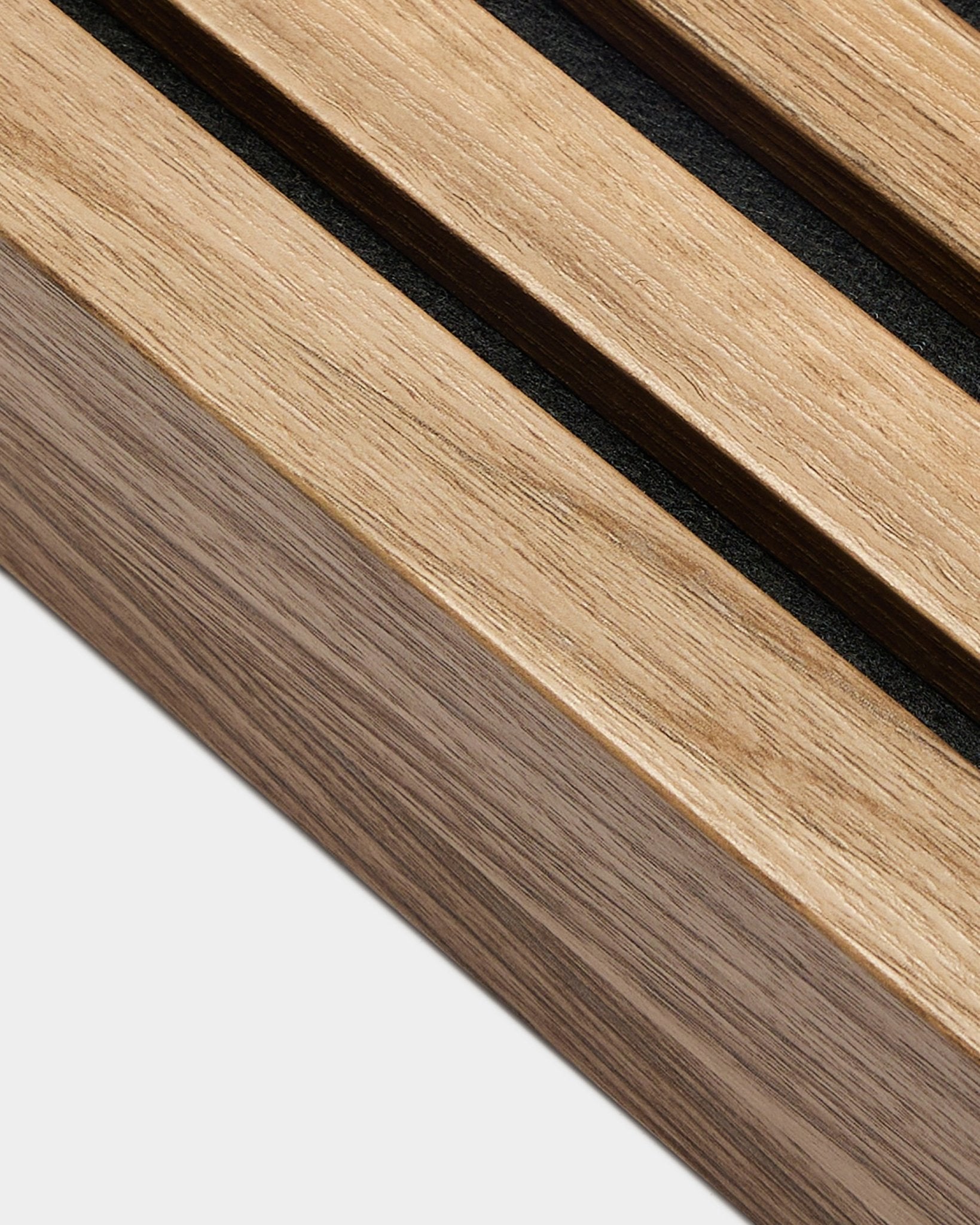 Zbliżenie na listwę końcową WoodUpp Akupanel w kolorze English Walnut (6,7 cm), pokazujące black szczeliny między lamelami akustycznymi na jednolitym białym tle.