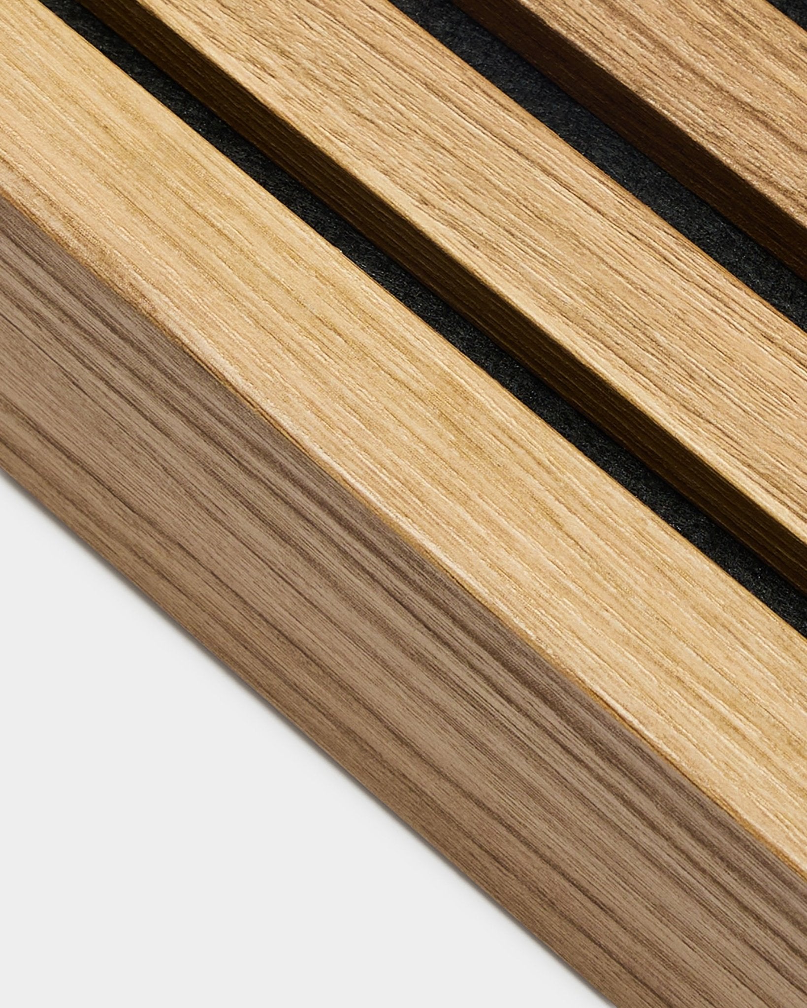 Zbliżenie na końcową lamelę WoodUpp Akupanel w dekorze English Oak (6,7 cm), z równoległymi listwami akustycznymi i fakturą usłojenia natural wood.