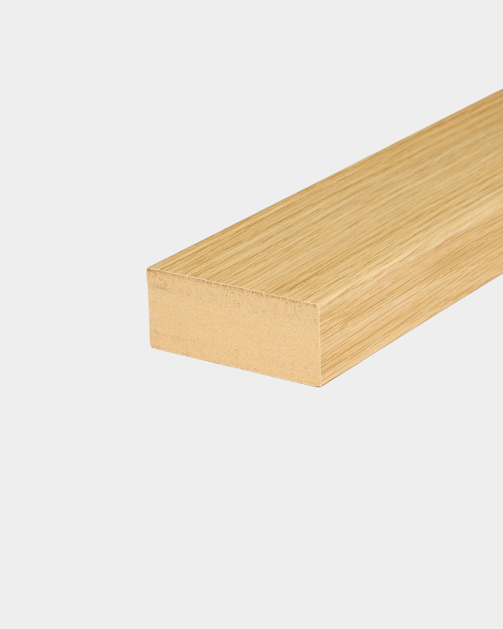 Końcowa lamela WoodUpp Southern Oak o szerokości 6,7 cm, zaprojektowana do montażu Akupanel Panel akustyczny lub do użycia jako rama MDF na ścianach z paneli.