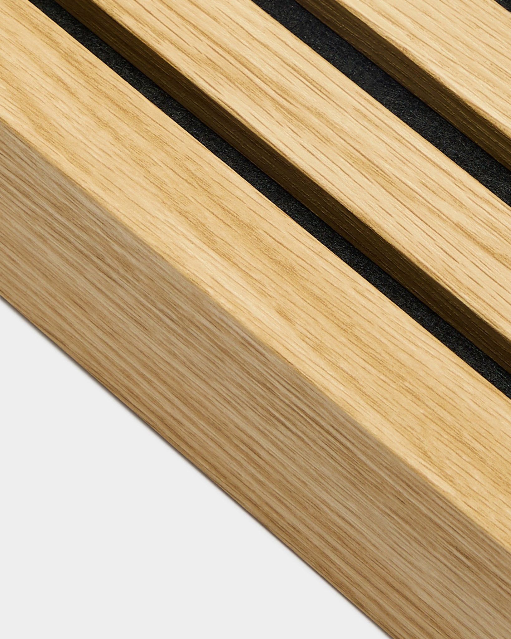 Zbliżenie na produkt montażowy WoodUpp Akupanel — końcową lamelę Southern Oak o szerokości 6,7 cm, z black rowkami w jasnym drewnie, które nadają wyraźne linie Panel akustyczny.