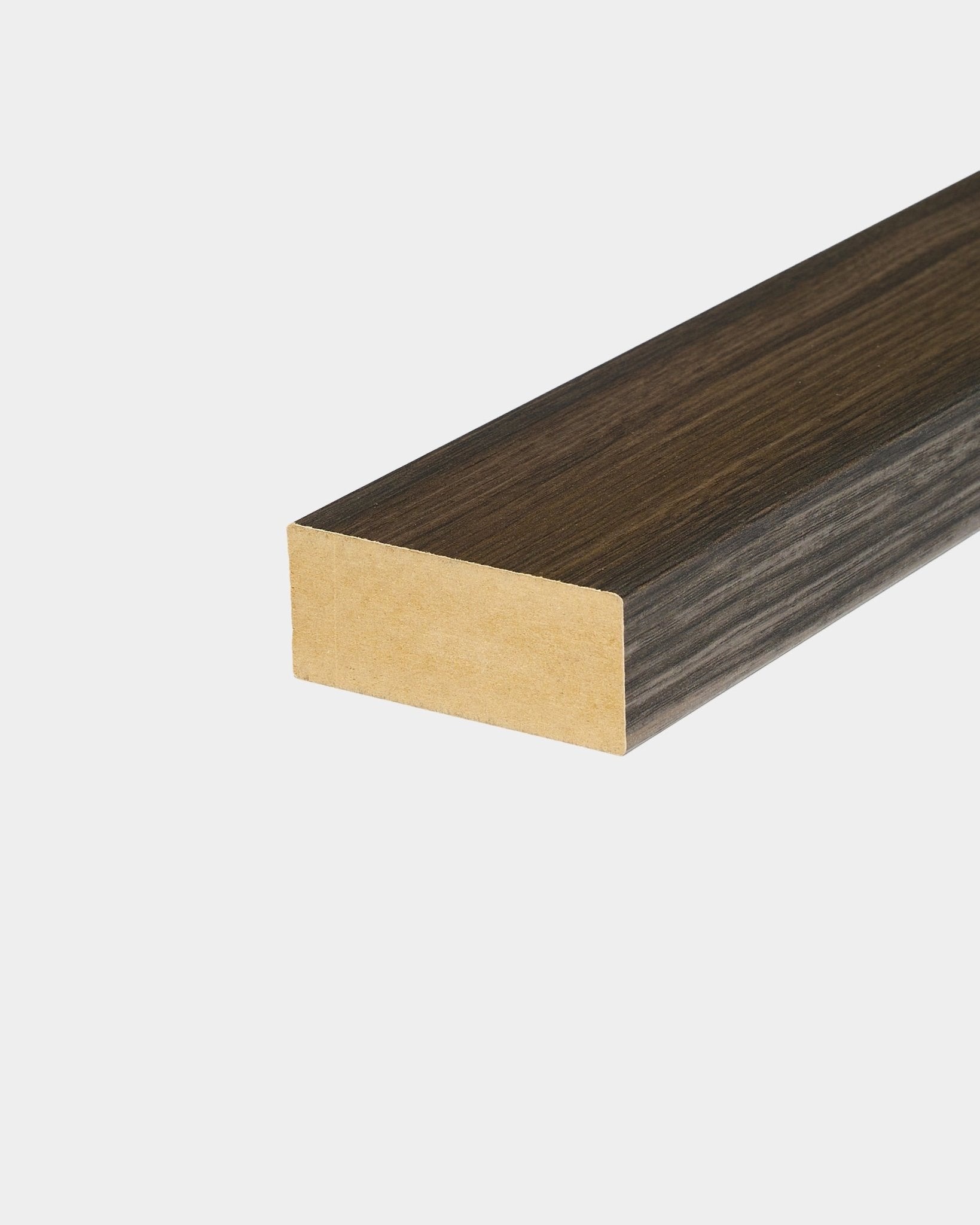 WoodUpp End Lamella w kolorze Black Oak (6,7 cm), zaprojektowana do wykończenia krawędzi panelu lub montażu Akupanel Panel akustyczny na gładkich białych ścianach.