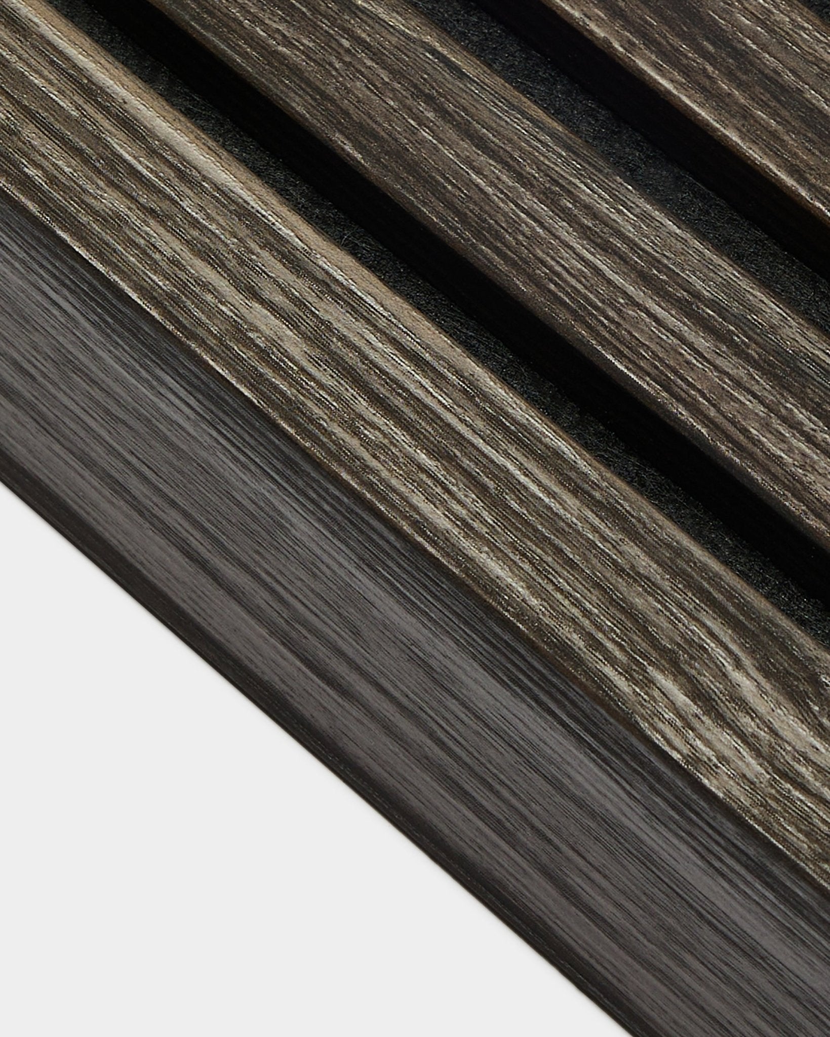 Zbliżenie detalu montażu WoodUpp Akupanel w kolorze Black Oak; lamelle końcowe 6,7 cm ułożone po skosie, z wykończoną krawędzią panelu, na jasnym tle.