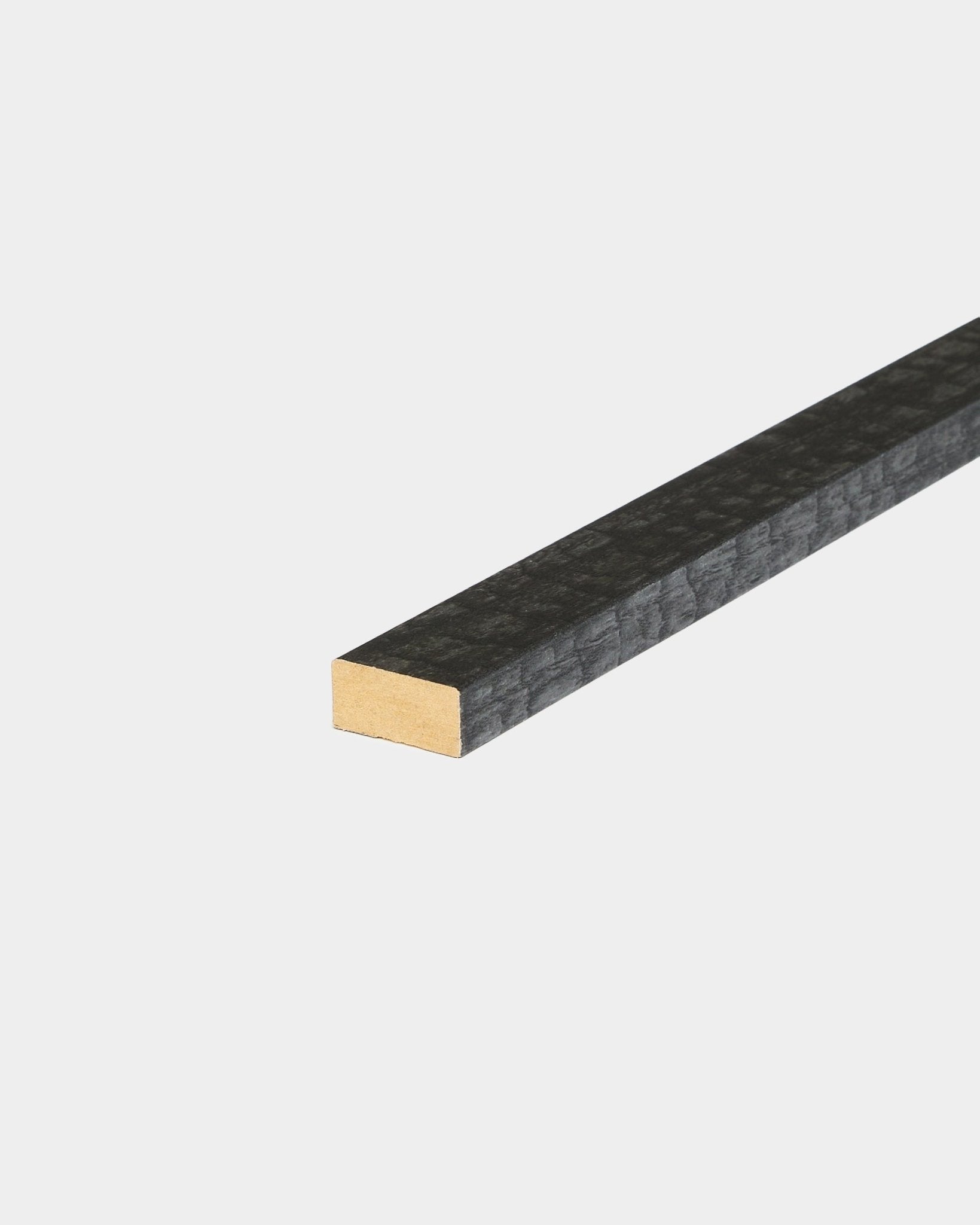 Akcesorium WoodUpp Akupanel — listwa Lamella w kolorze charcoal, 240 cm; przeznaczona do wykończenia krawędzi lub wymiany listew na jasnym tle w panelach akustycznych Nordic.