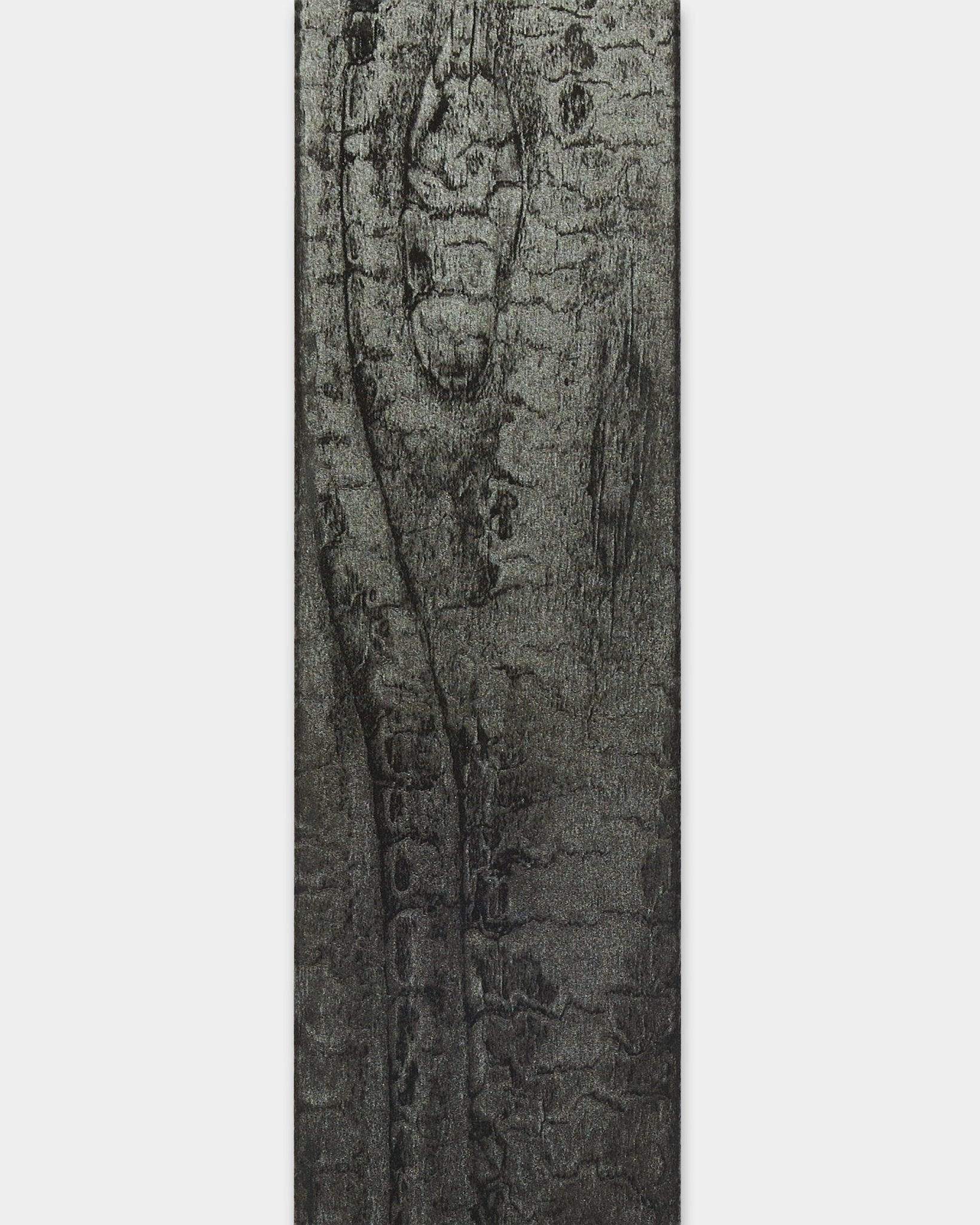 Zbliżenie na akcesorium WoodUpp Akupanel Lamella Charcoal o długości 240 cm, ukazujące wyraźną strukturę drewna do wykończenia krawędzi lub wymiany listew.