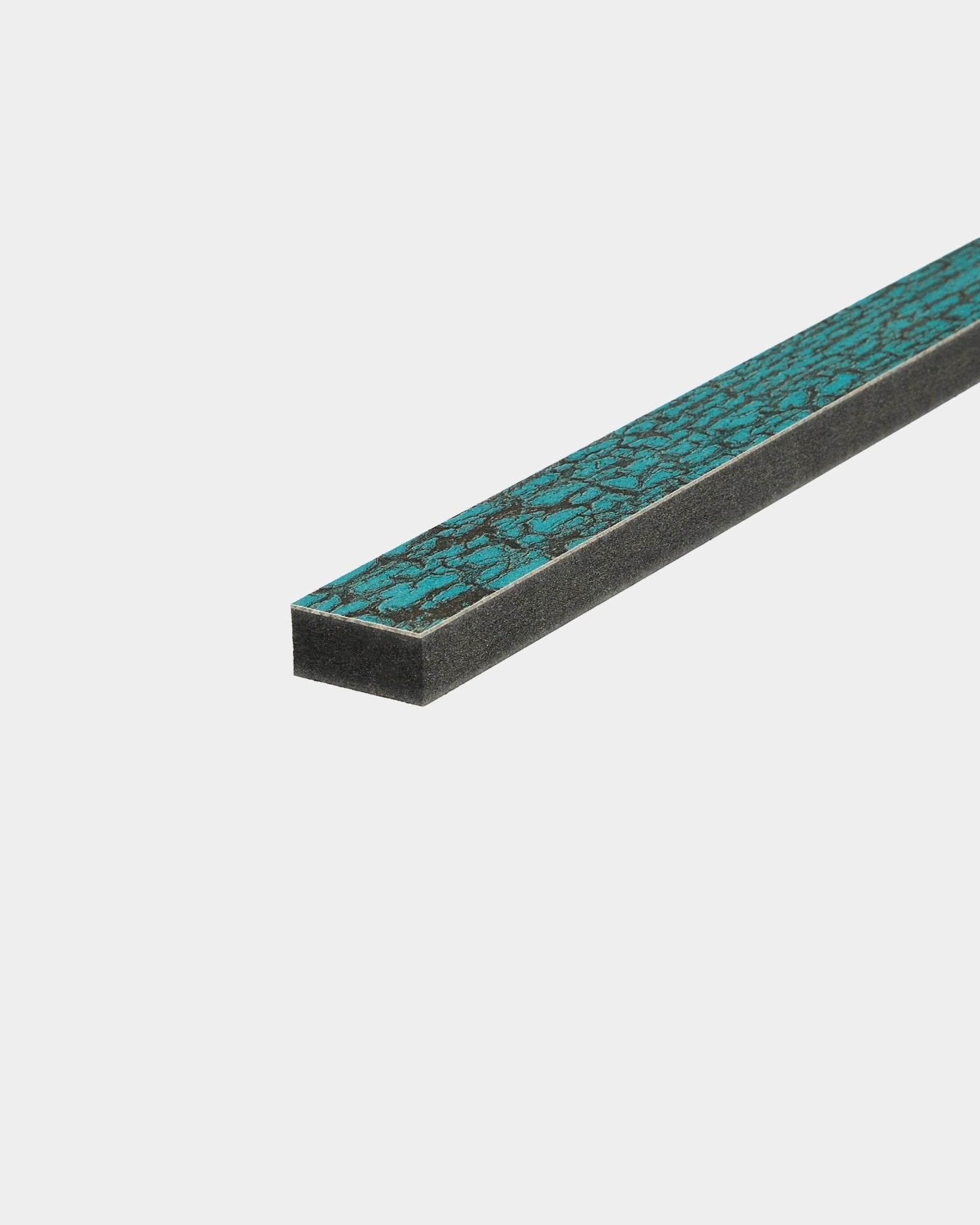 Zbliżenie na WoodUpp Lamella w kolorze Oxide Blue, długość 240 cm, nordyckie akustyczne akcesorium drewniane do precyzyjnego wykańczania krawędzi lub wymiany lameli Akupanel.