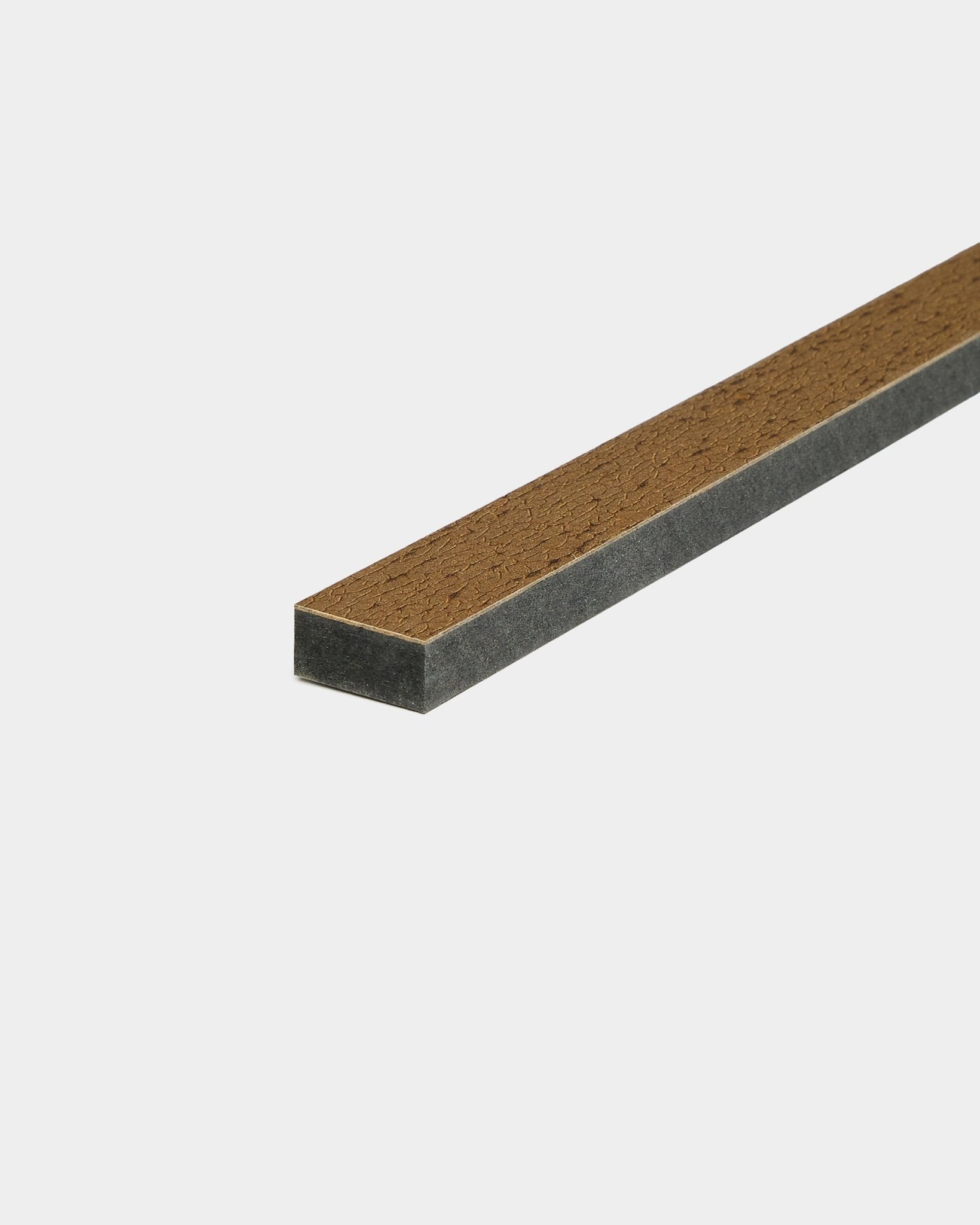 WoodUpp Lamella / Oxide Copper listwa 240 cm, akcesorium Panel akustyczny z wierzchem brown i ciemnoszarymi bokami, zaprojektowane do precyzyjnego wykończenia krawędzi.