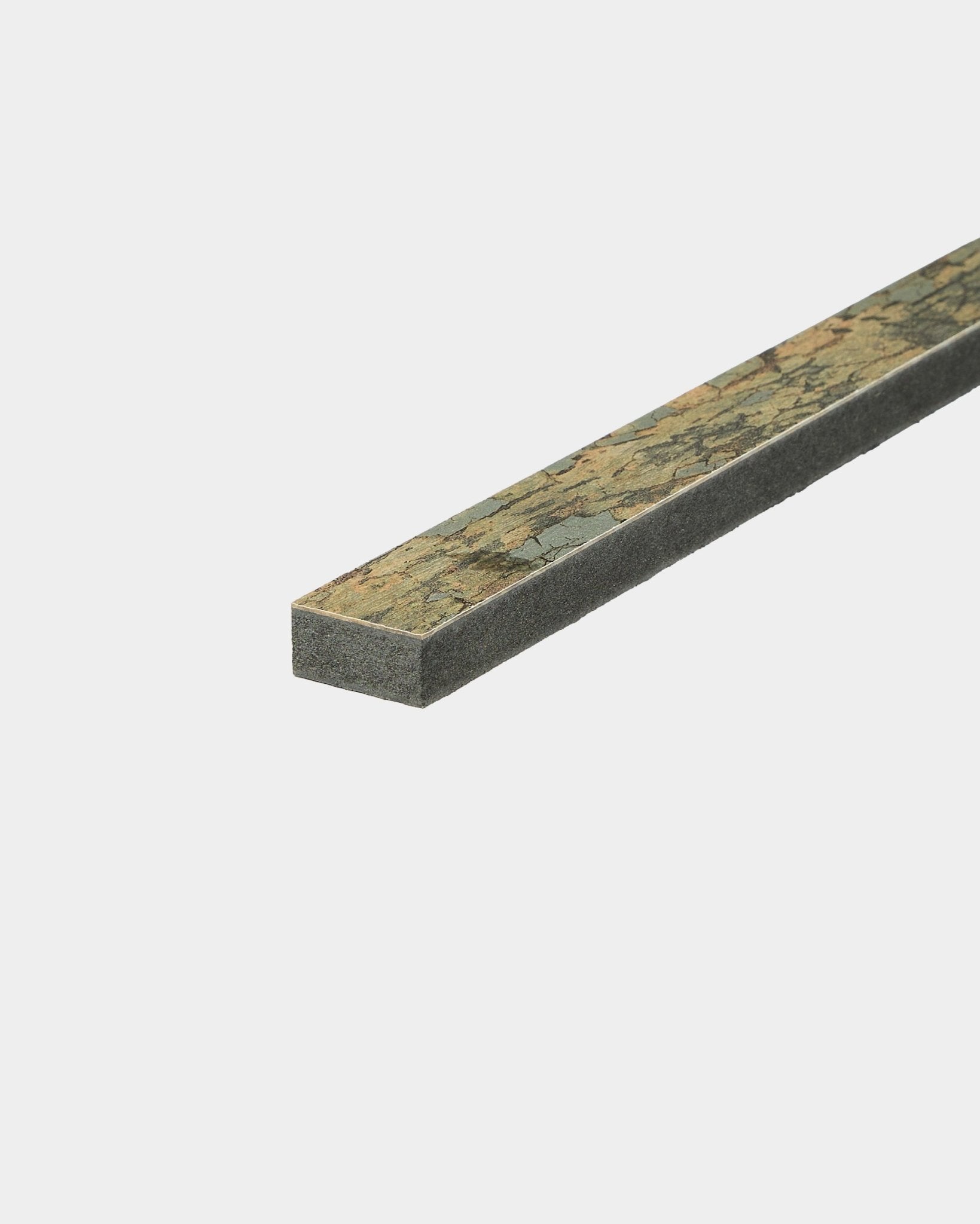 WoodUpp Akupanel Lamella w kolorze Oxide Grey, o długości 240 cm, ma teksturowaną powierzchnię i minimalistyczny nordycki design, pokazana na jednolitym białym tle.
