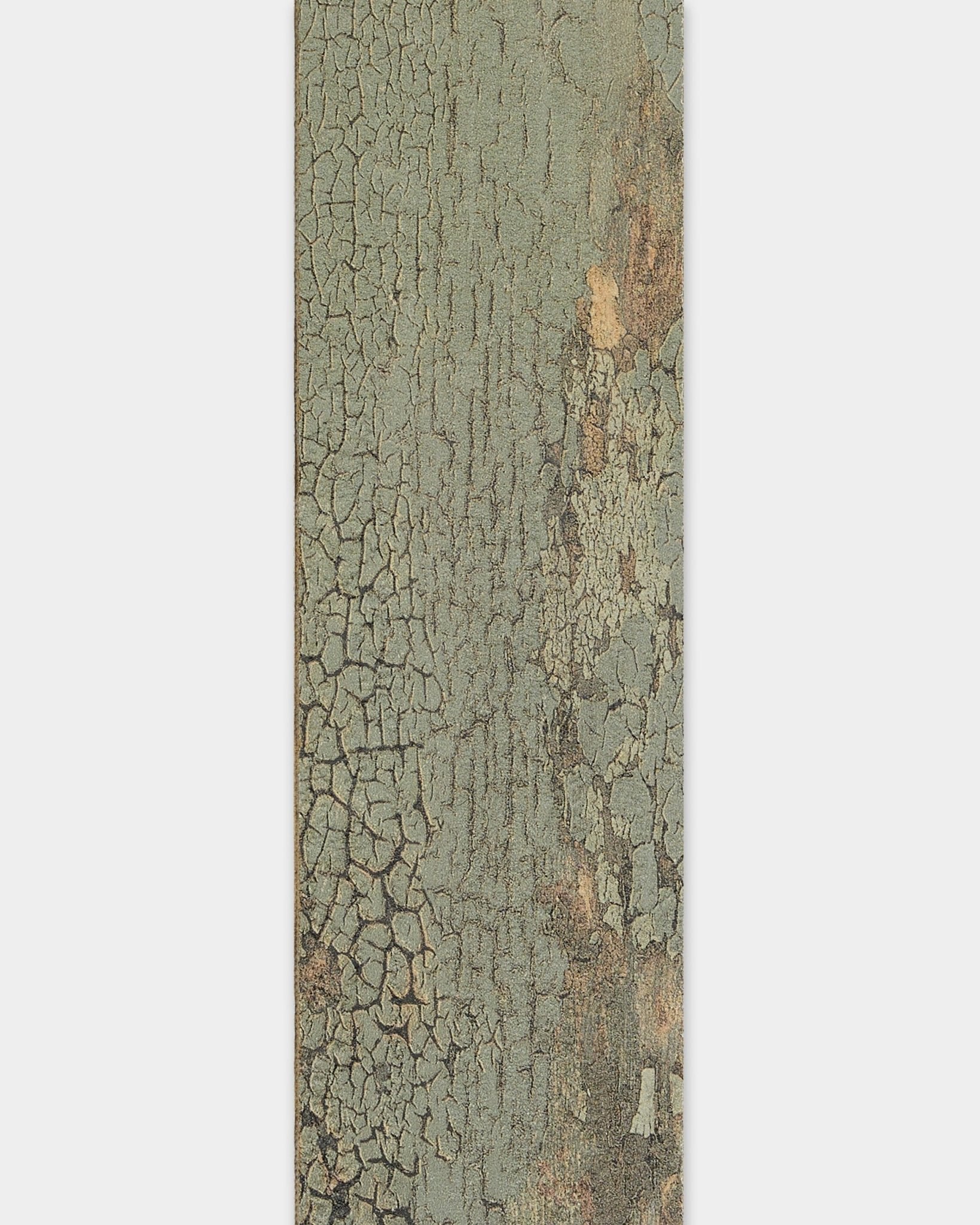 Zbliżenie postarzanego drewna w wykończeniu oxide grey, odpowiedniego do listew wykończeniowych WoodUpp Akupanel lub lameli wymiennych w rozmiarze 240 cm.