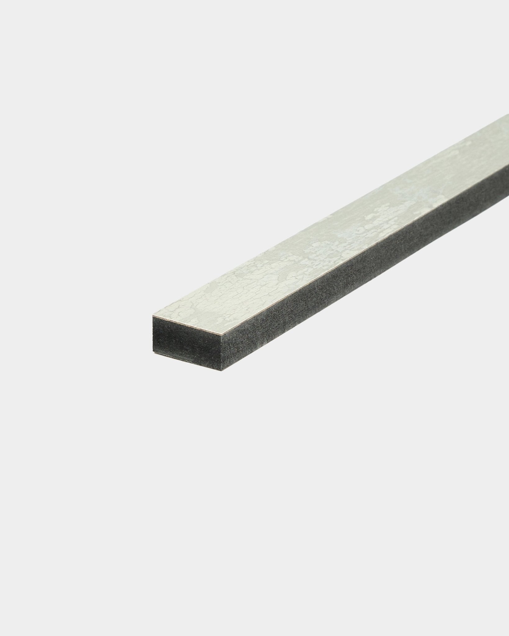 WoodUpp Akupanel Oxide White 240 cm — akustyczny panel lamelowy z metaliczną warstwą wierzchnią i ciemnym spodem z pianki, pokazany na jednolitym białym tle.